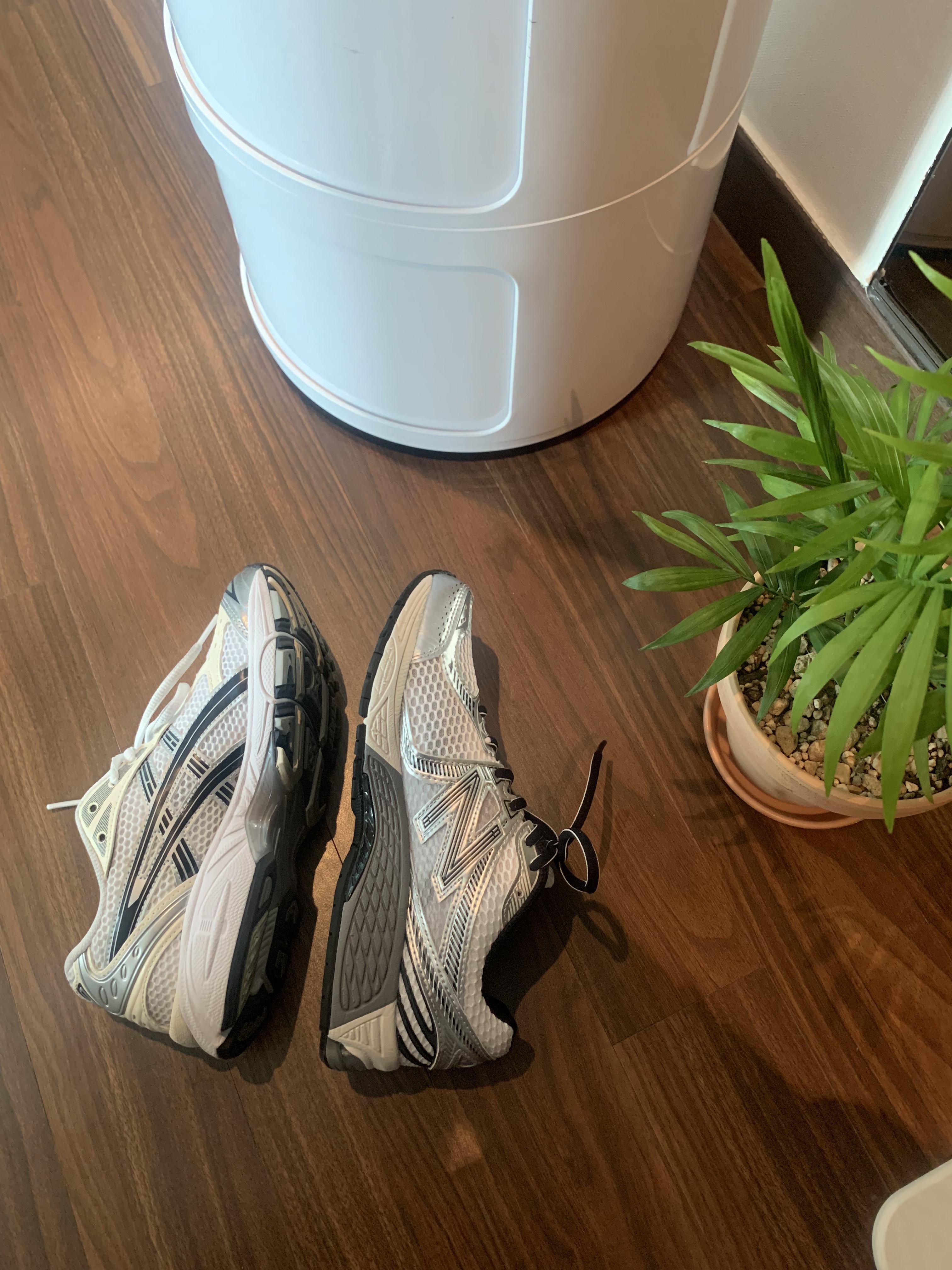 (W) Asics Gel-Kayano 14 White Midnight, New Balance 860v2 Optic White 착용 스타일 - 1