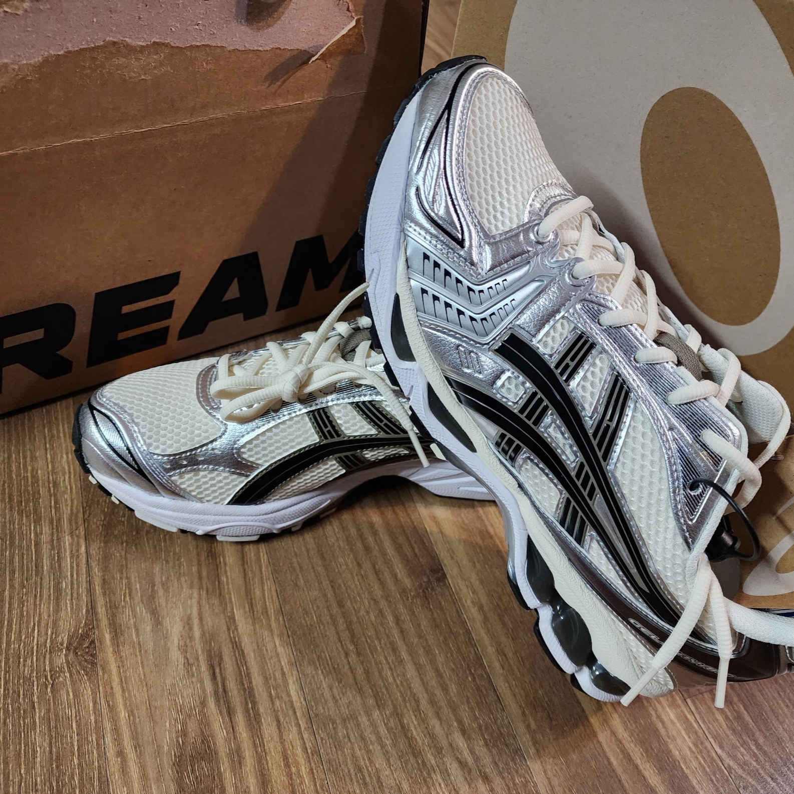 Asics Gel-Kayano 14 Cream Black 착용 스타일