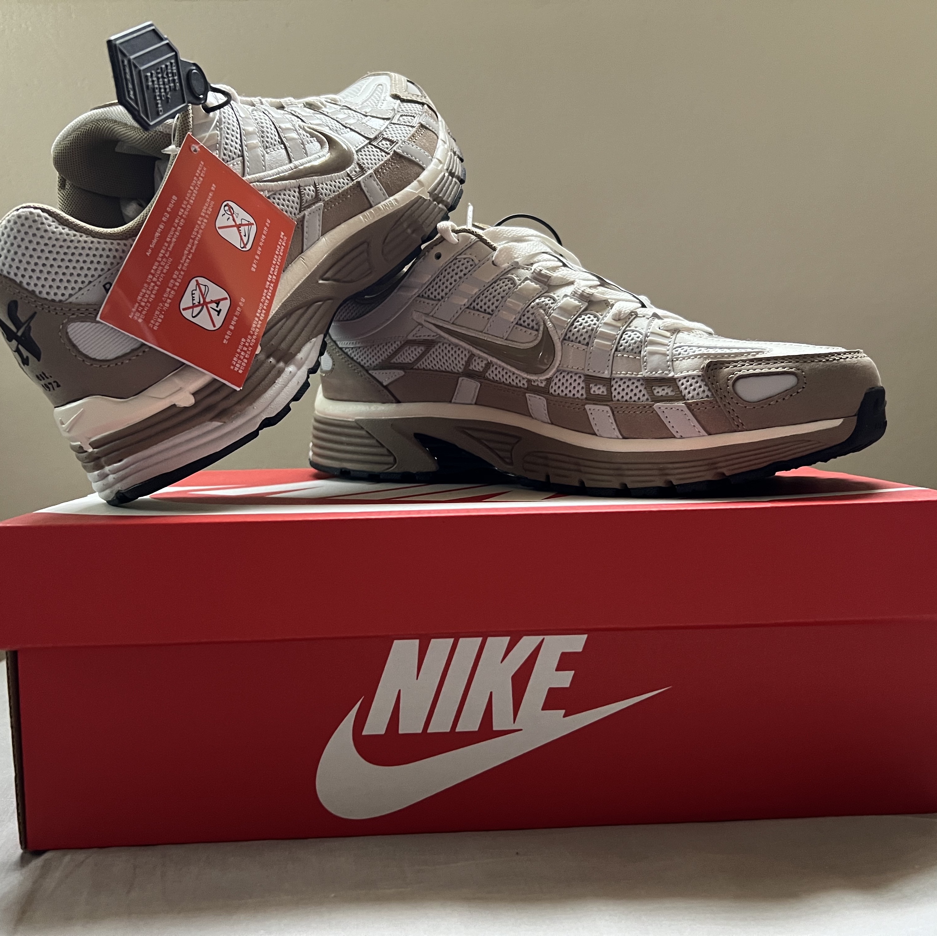 Nike P-6000 PRM Hangul Day Photon Dust Khaki 착용 스타일 - 1