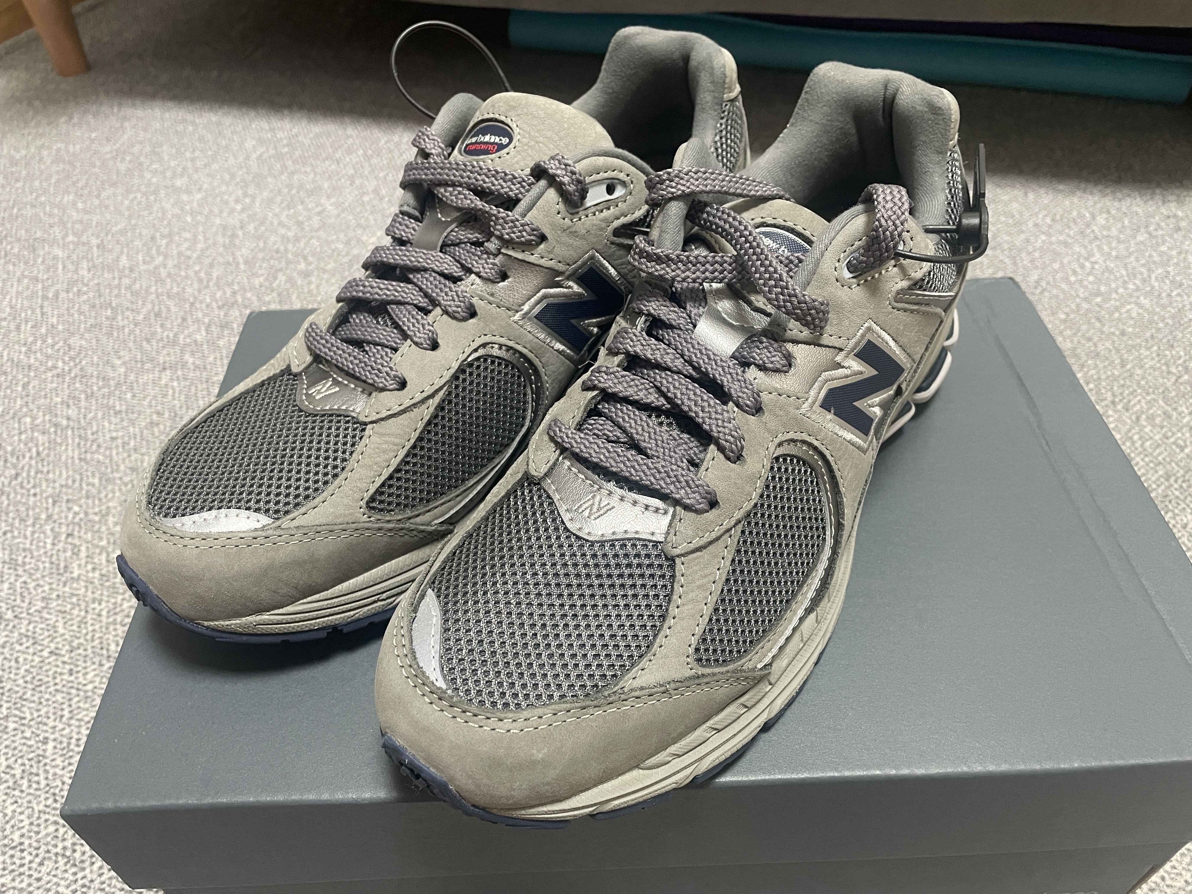 New Balance 2002R Gray 착용 스타일