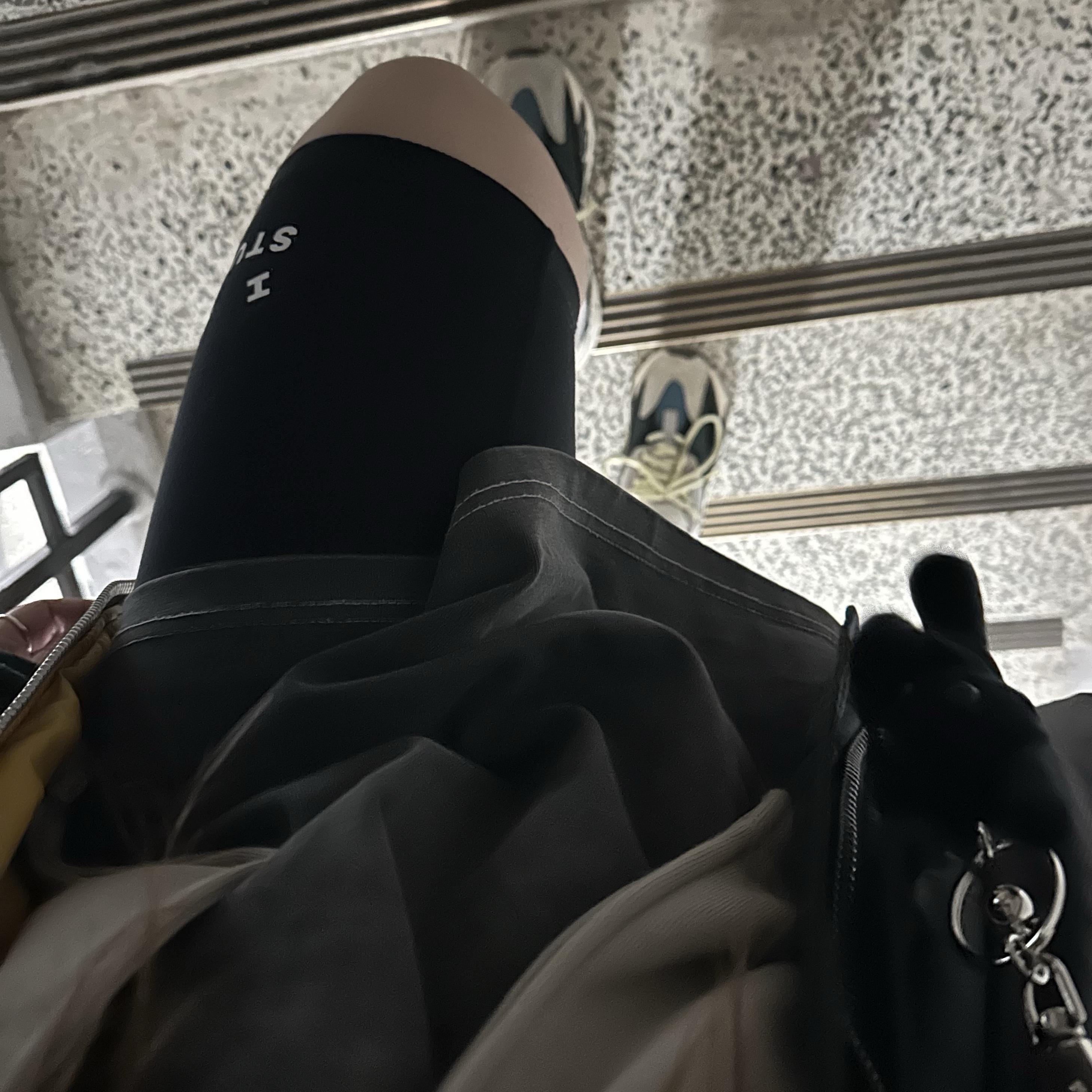 (W) IAB Studio Leggings Shorts Black, Adidas Yeezy Boost 700 Wave Runner Solid Grey 2021/2022 착용 스타일