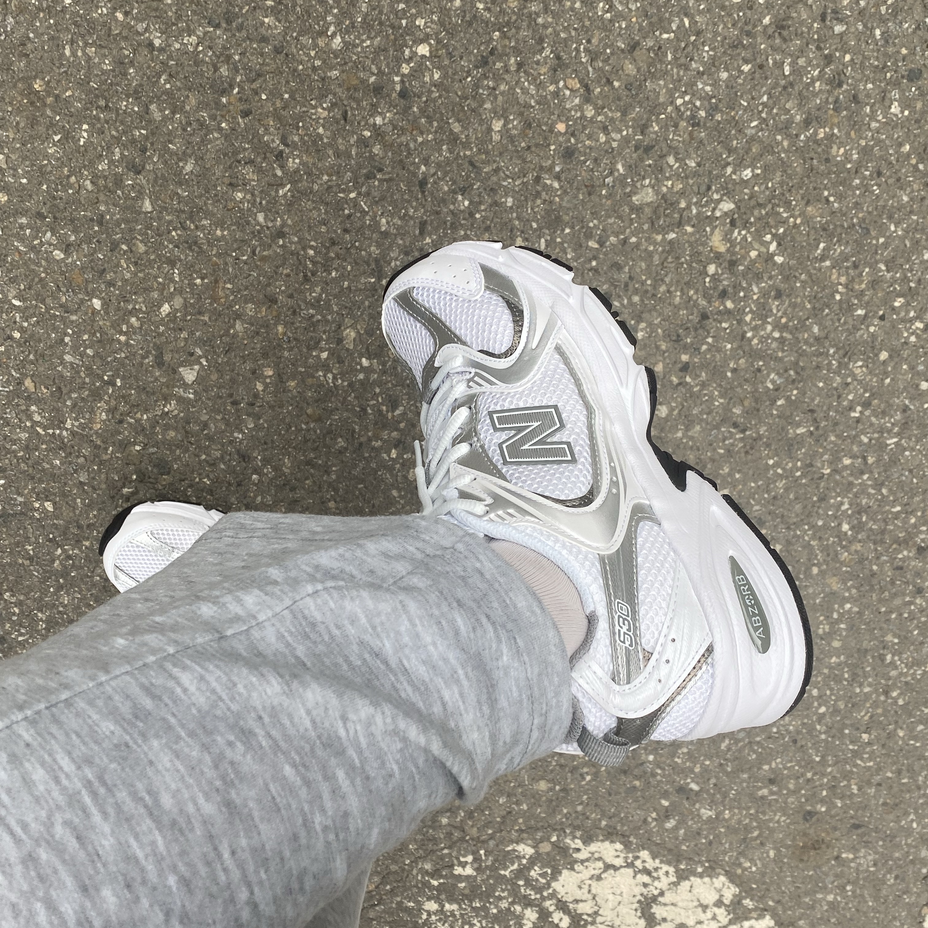 New Balance 530 White Silver 착용 스타일