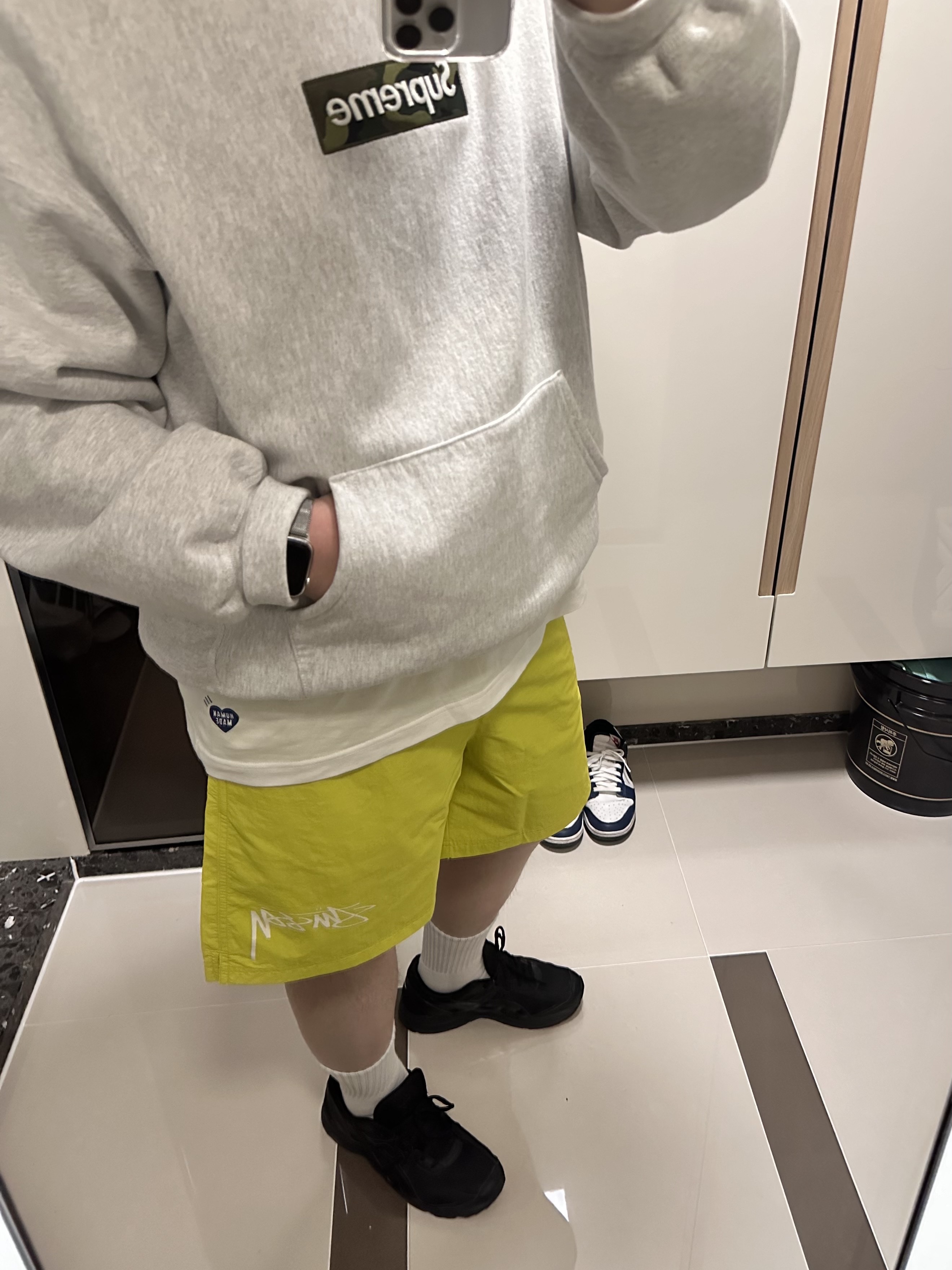 Nike x Stussy Shorts High Voltage (FJ9167-344), Human Made T-Shirts White (3 Pack) 착용 스타일 - 3