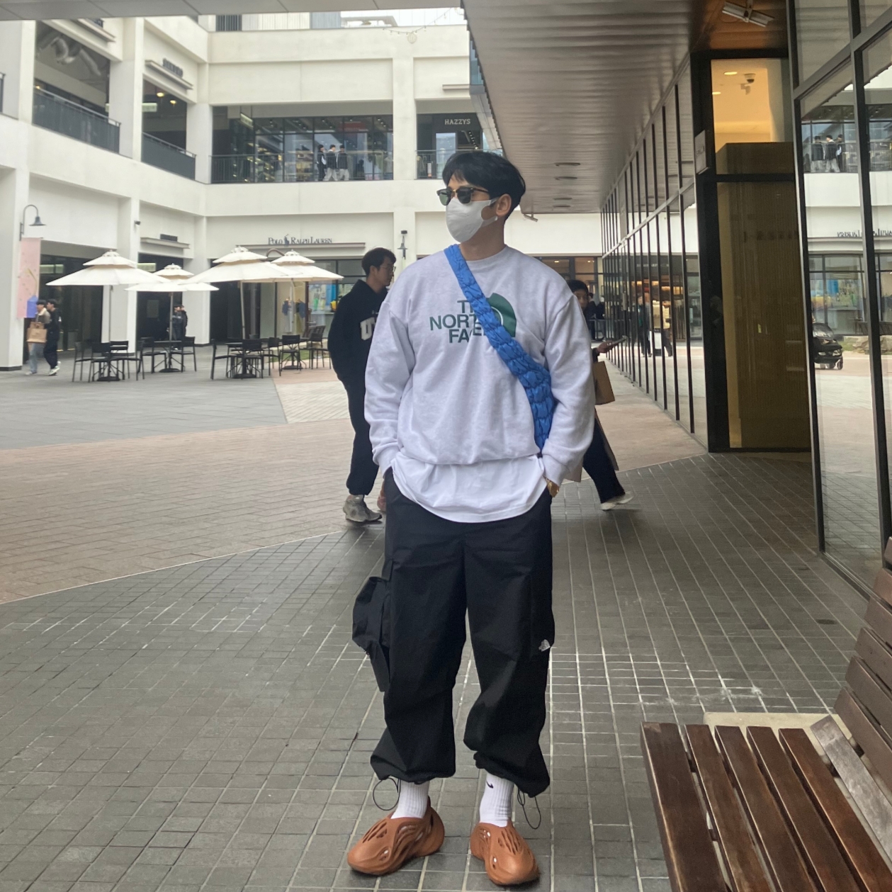 Adidas Yeezy Foam RNNR Clay Red, COS Quilted Oversized Shoulder Bag Blue 착용 스타일