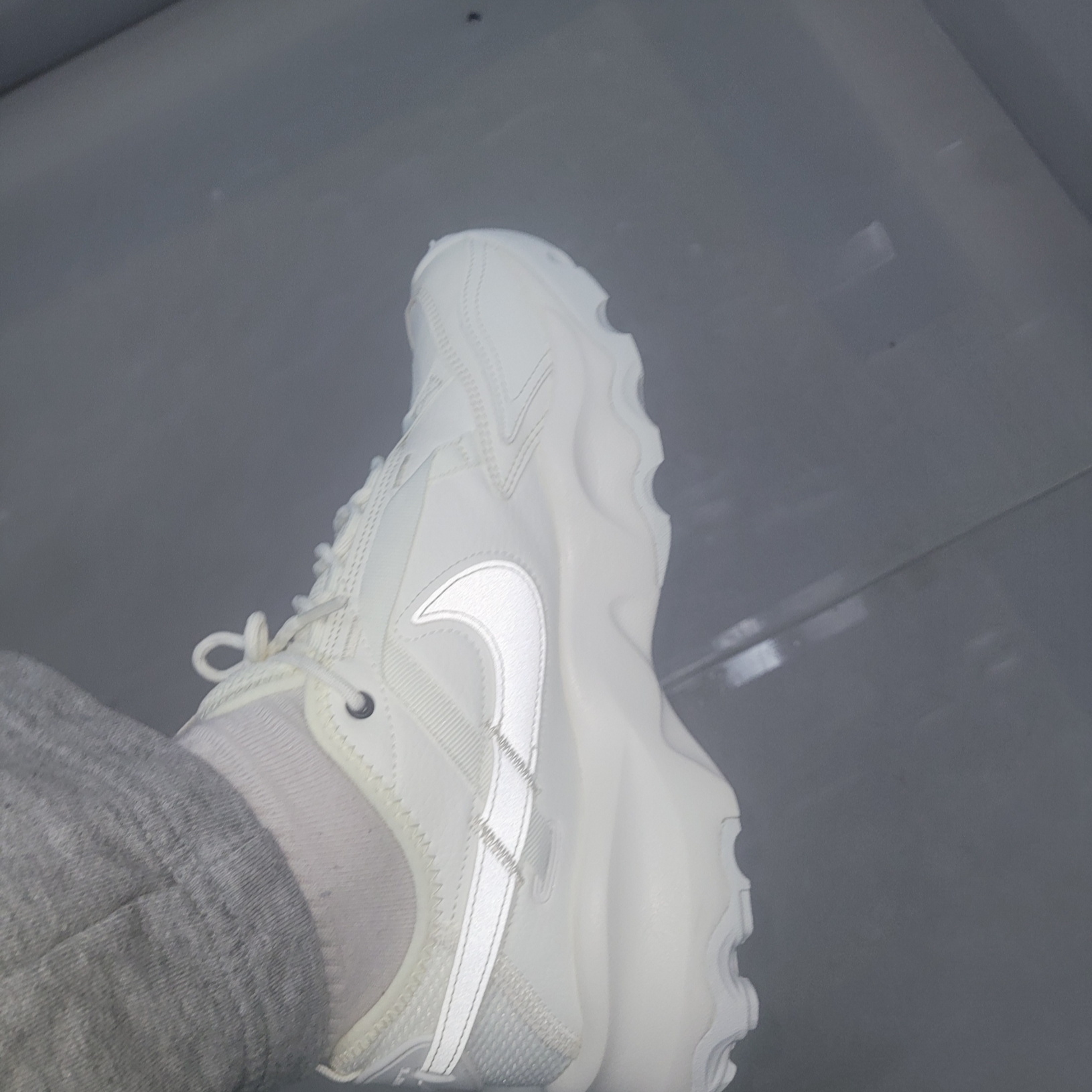 (W) Nike TC 7900 Summit White 착용 스타일
