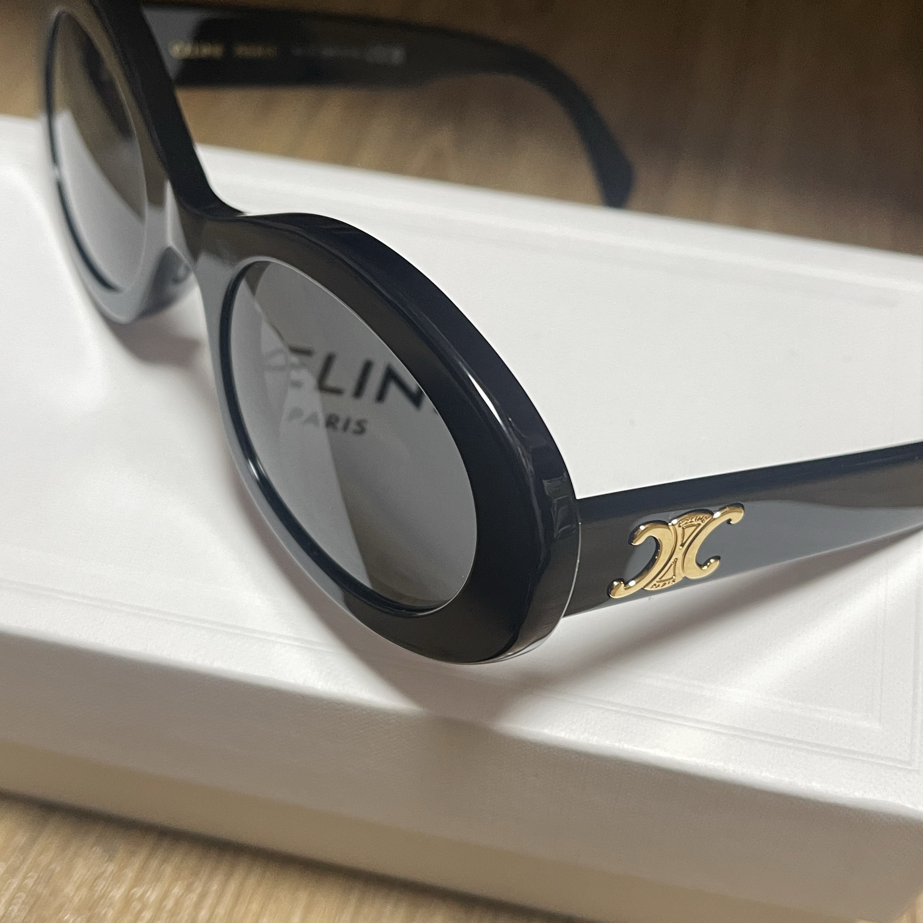 (W) Celine Triomphe 01 Sunglasses in Acetate Black 착용 스타일
