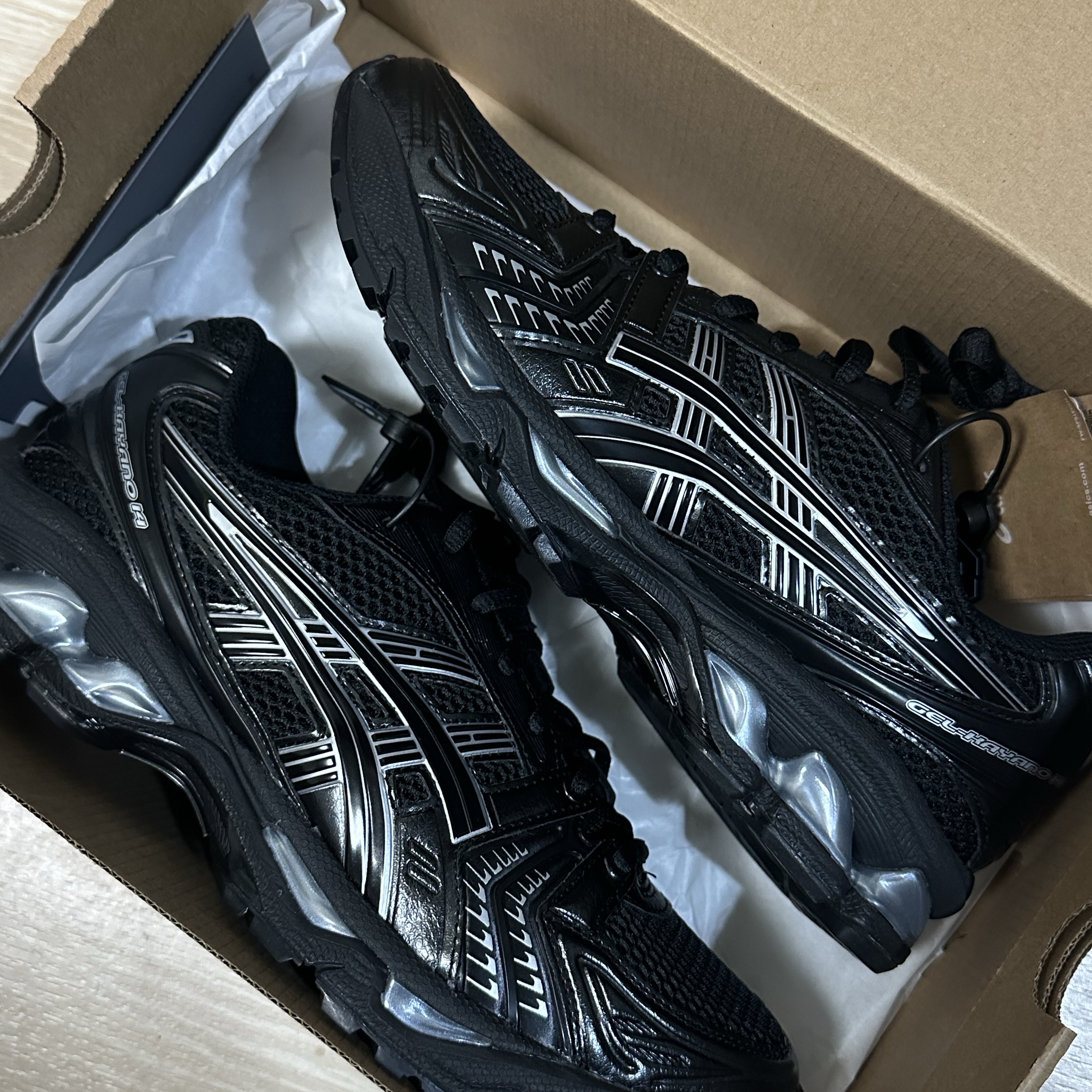 Asics Gel-Kayano 14 Black Pure Silver 착용 스타일