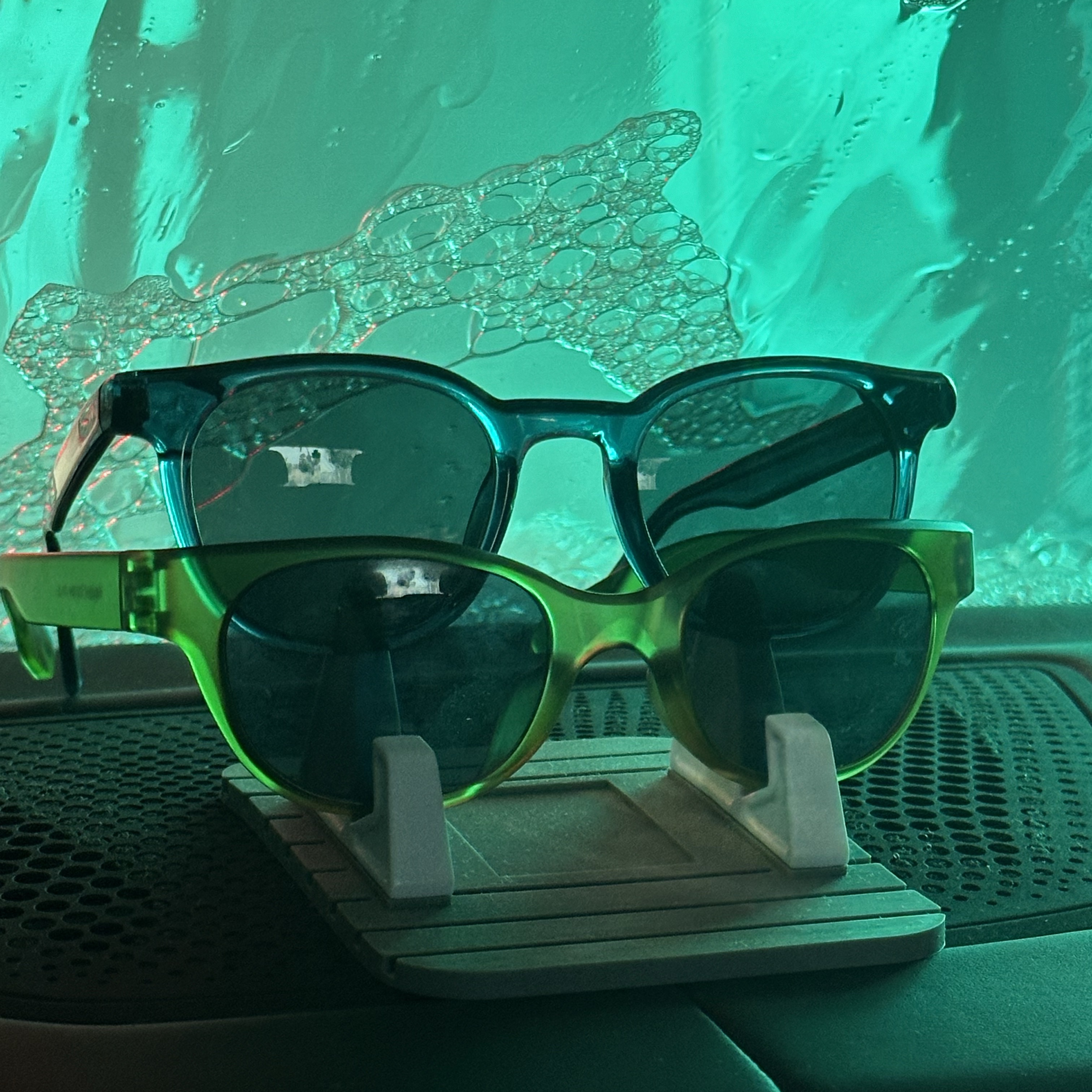 Honey Scoop House x Uncommon Eyewear Saturn Sunglasses True Blue 착용 스타일
