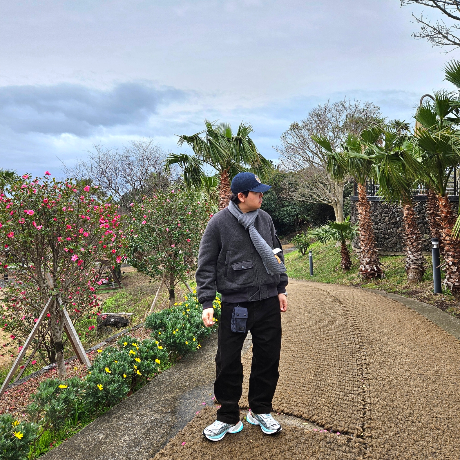Puma Velophasis Phased White Porcelain, Uniqlo x Engineered Garments Pufftech Short Blouson Dark Gray 착용 스타일 - 1