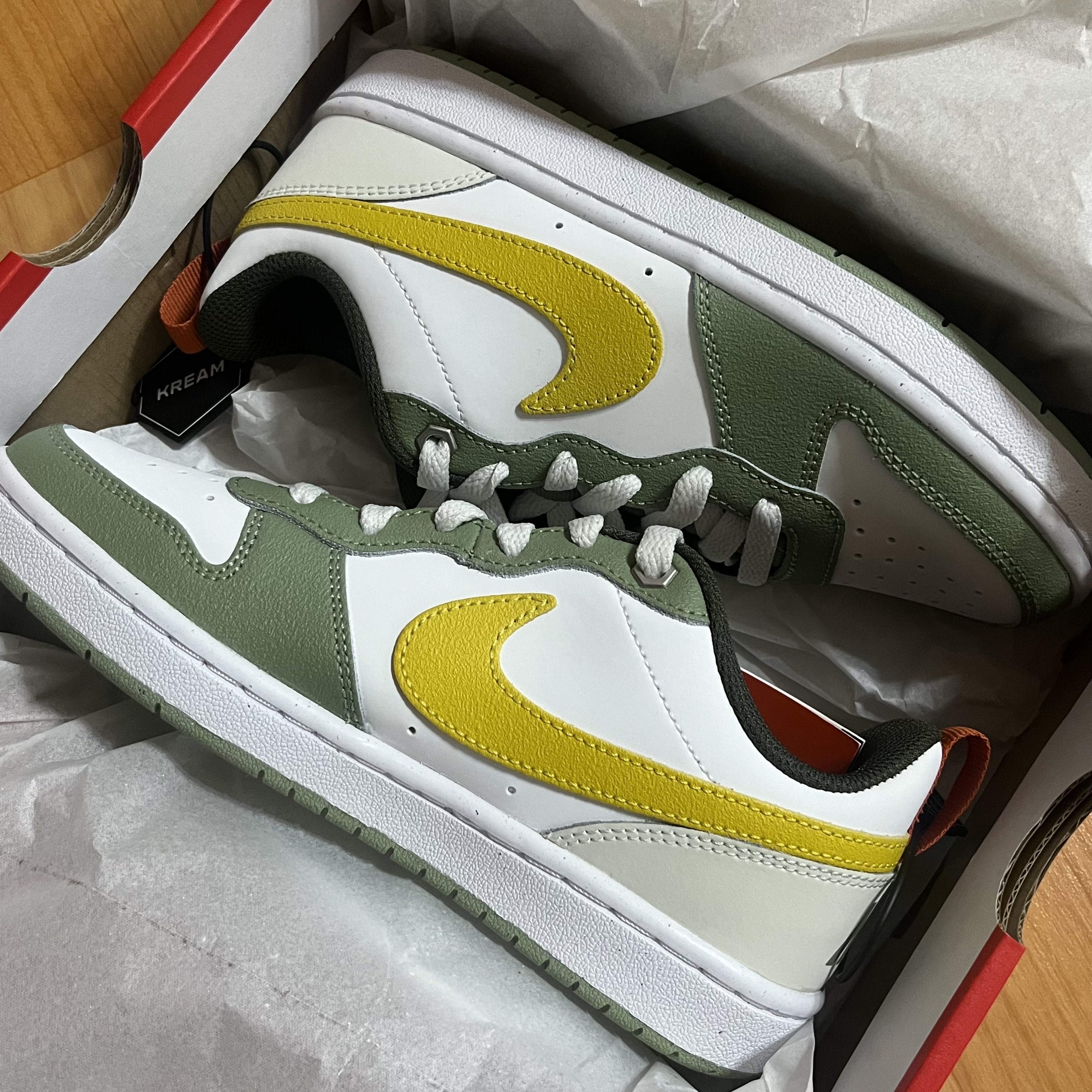(GS) Nike Court Borough 2 Summit White Vivid Sulfur 착용 스타일