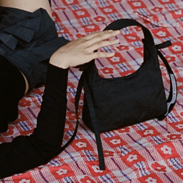 Sandy Liang x Baggu Bow Mini Bag Powder Black 착용 스타일 - 1