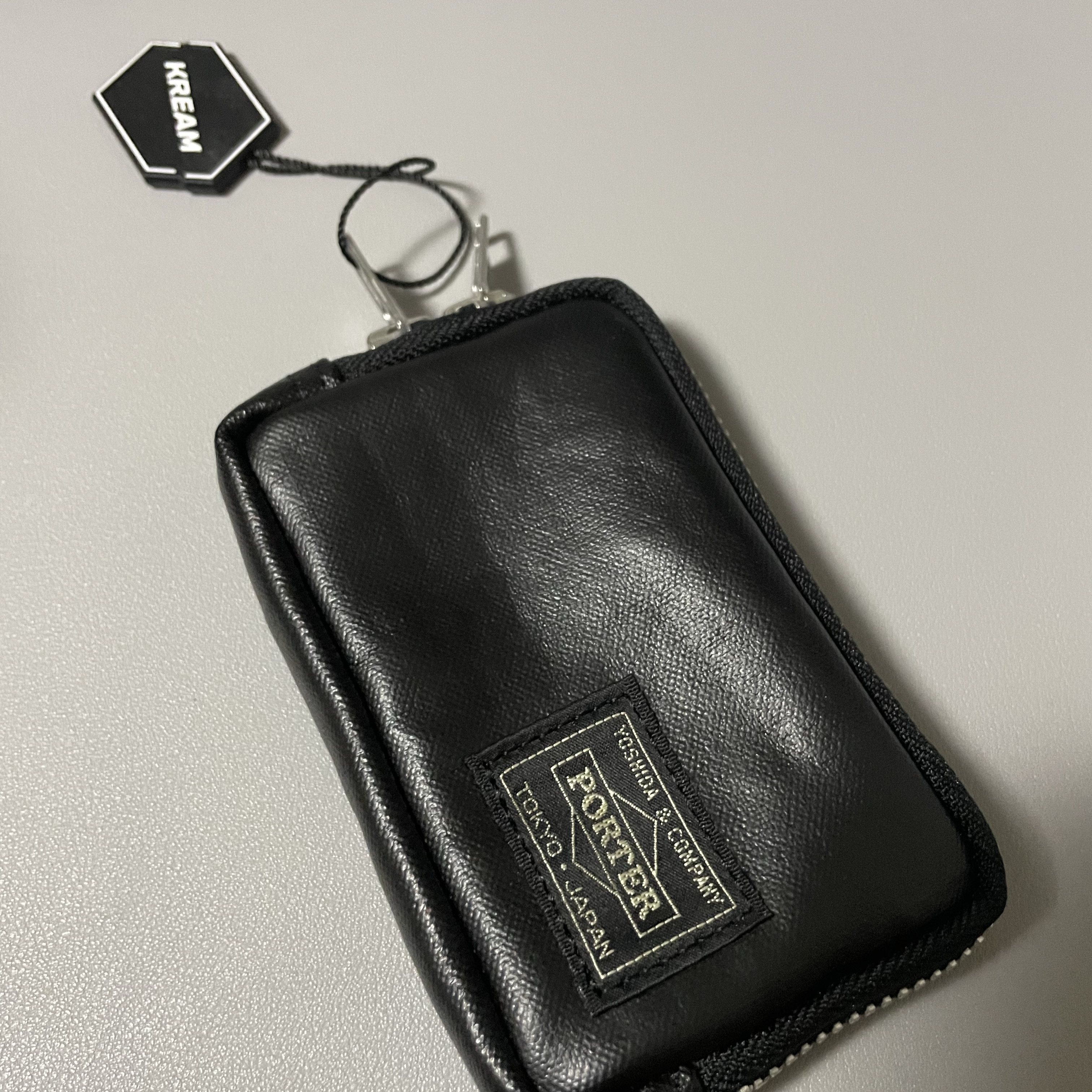 Porter Freestyle Multi Coin Case Black 착용 스타일