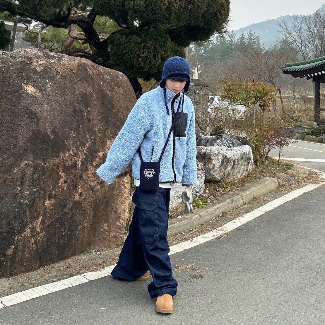 Stussy Sherpa Reversible Jacket Light Denim, Human Made Knit Mini Shoulder Bag Navy 착용 스타일
