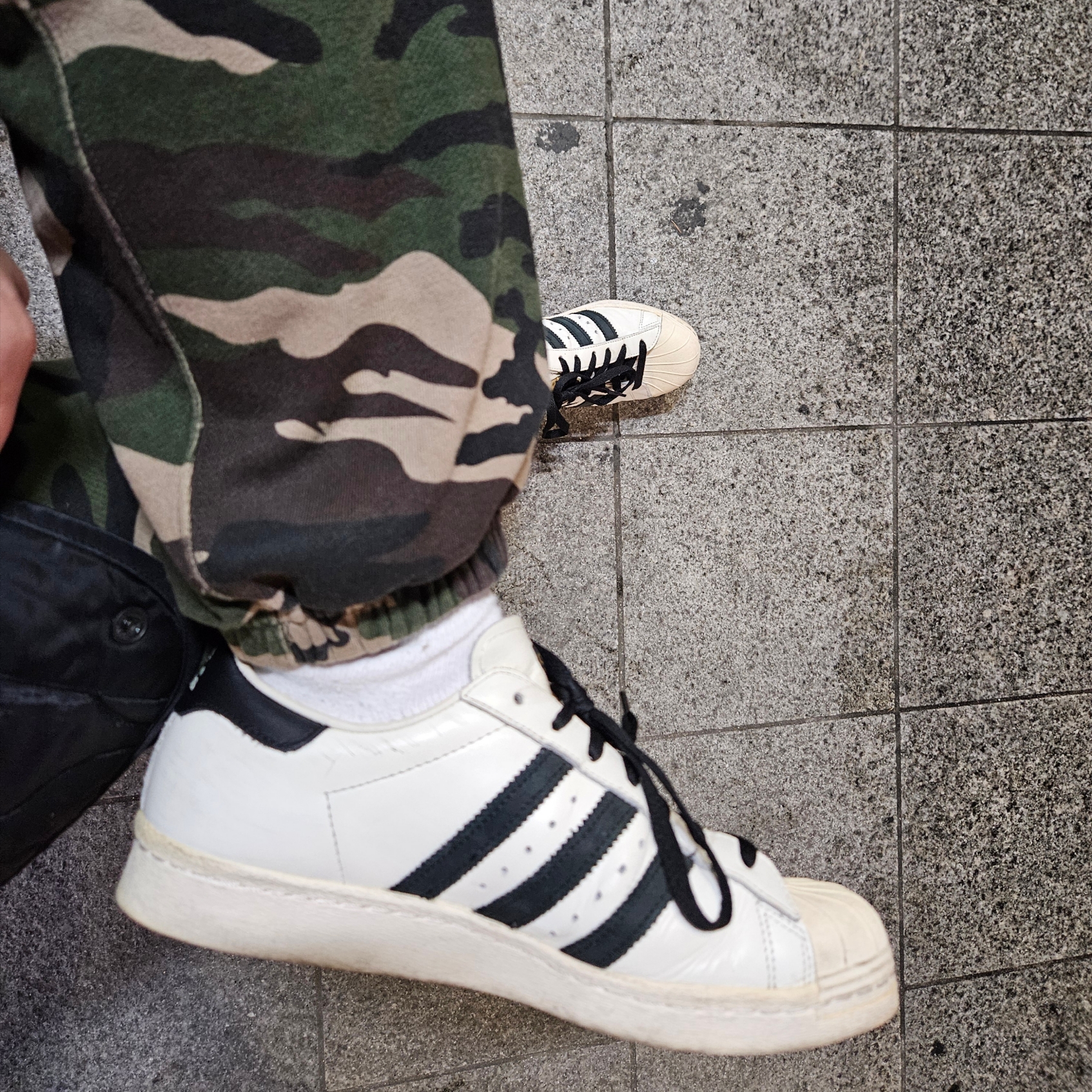Adidas Superstar 80s Deluxe Vintage White Black 착용 스타일 - 2