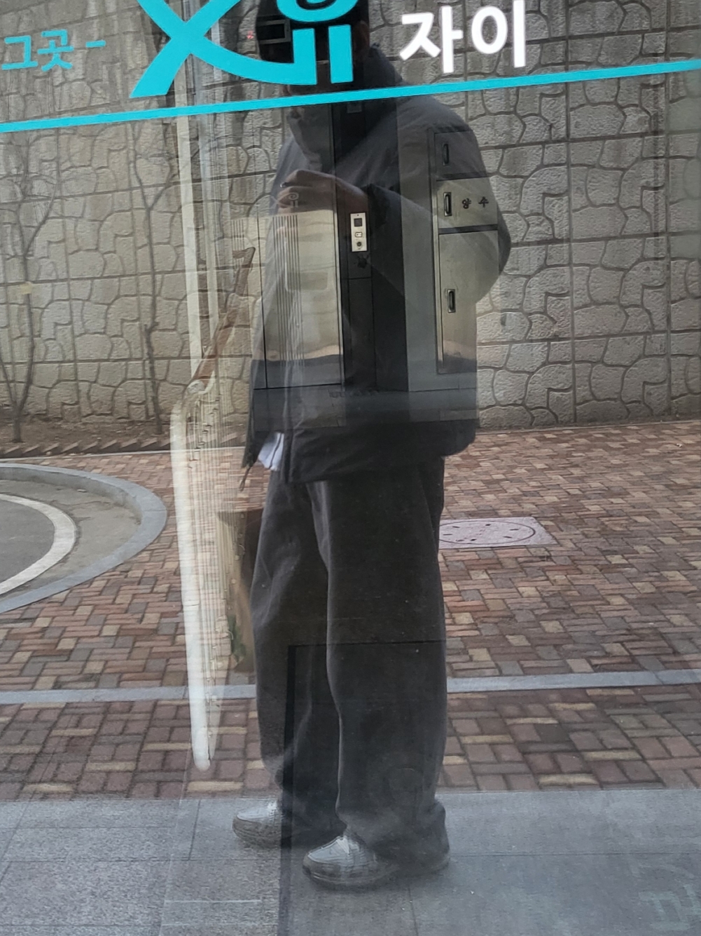Nike P-6000 PRM Hangul Day Photon Dust Khaki, Stussy Gothic Sweater Black 착용 스타일
