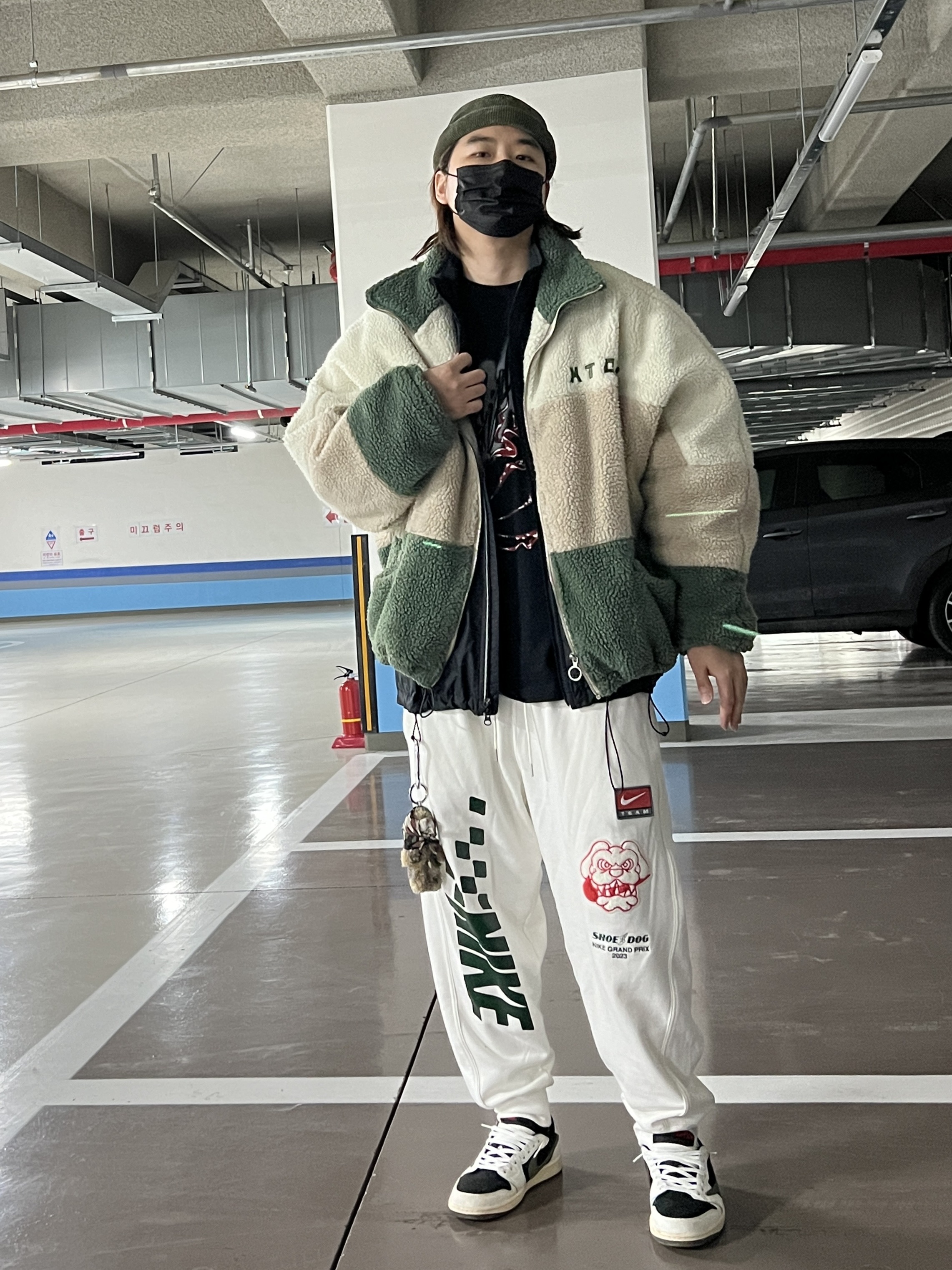 (W) Jordan 1 x Travis Scott Retro Low OG SP Medium Olive, Nike x Stussy NRG FL Storm-Fit Jacket Black (DO5304-010) 착용 스타일 - 2