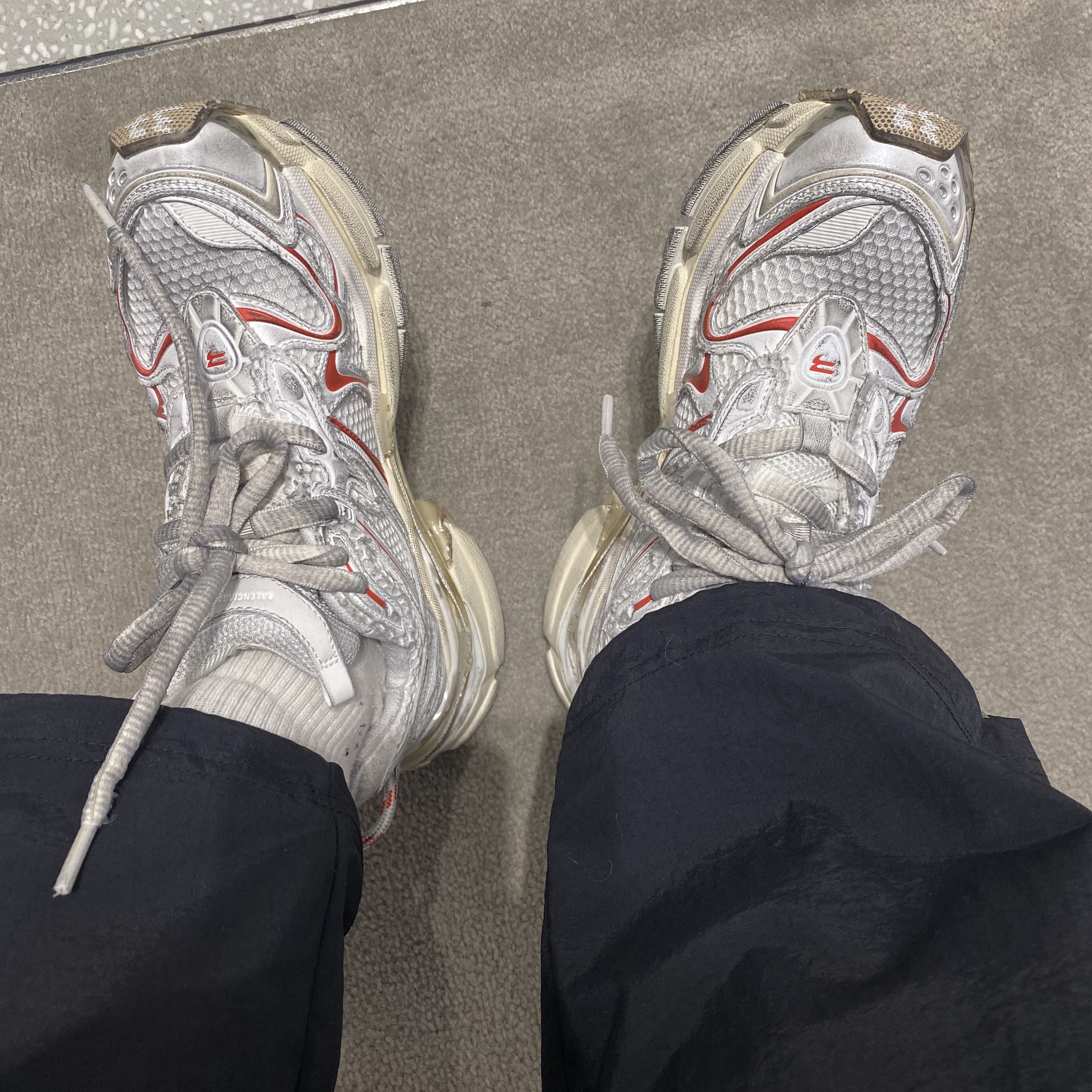 (W) Balenciaga Runner 2.0 Sneakers White Beige Red 착용 스타일 - 1