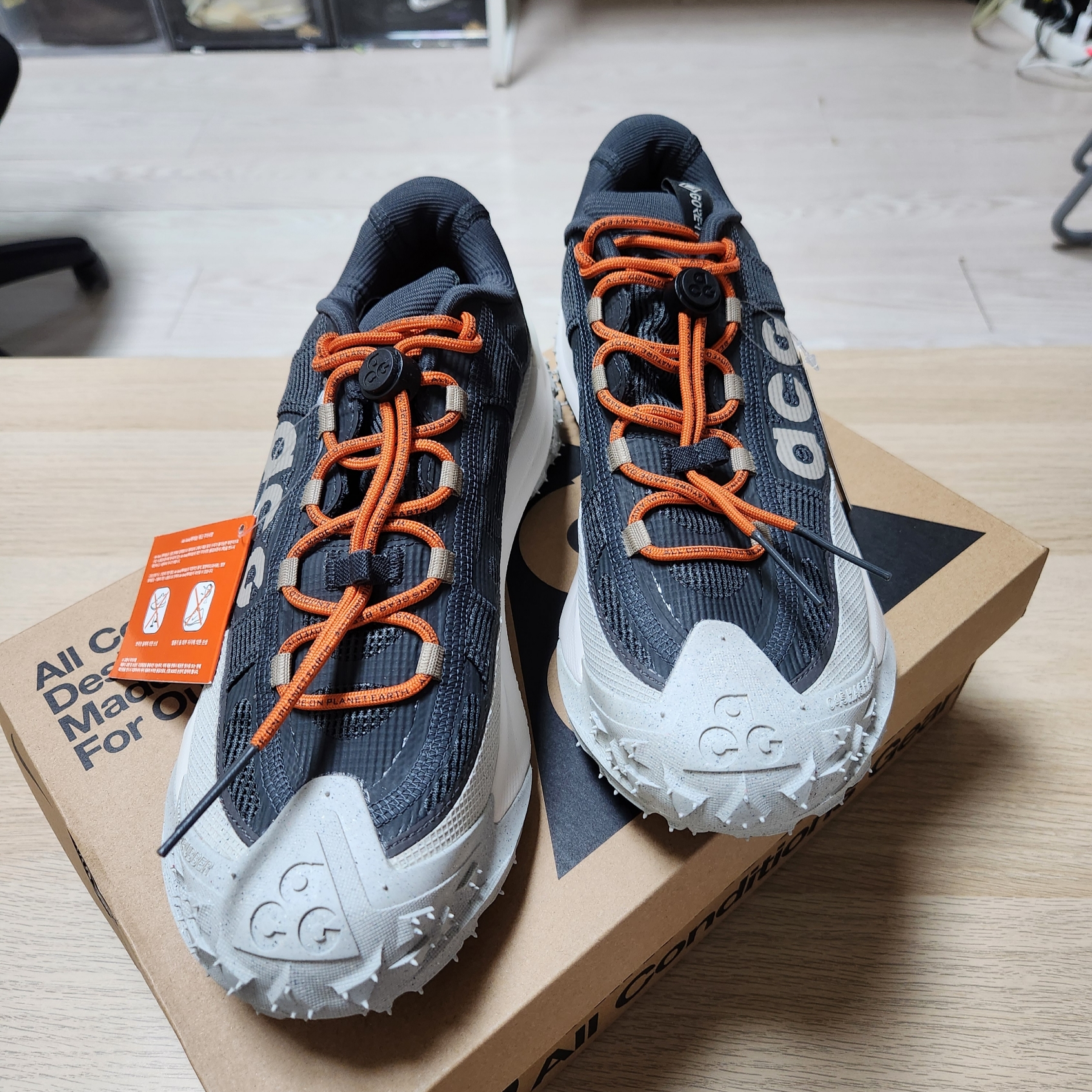 Nike ACG Mountain Fly Low Gore-Tex Dark Smoke Grey 착용 스타일 - 8