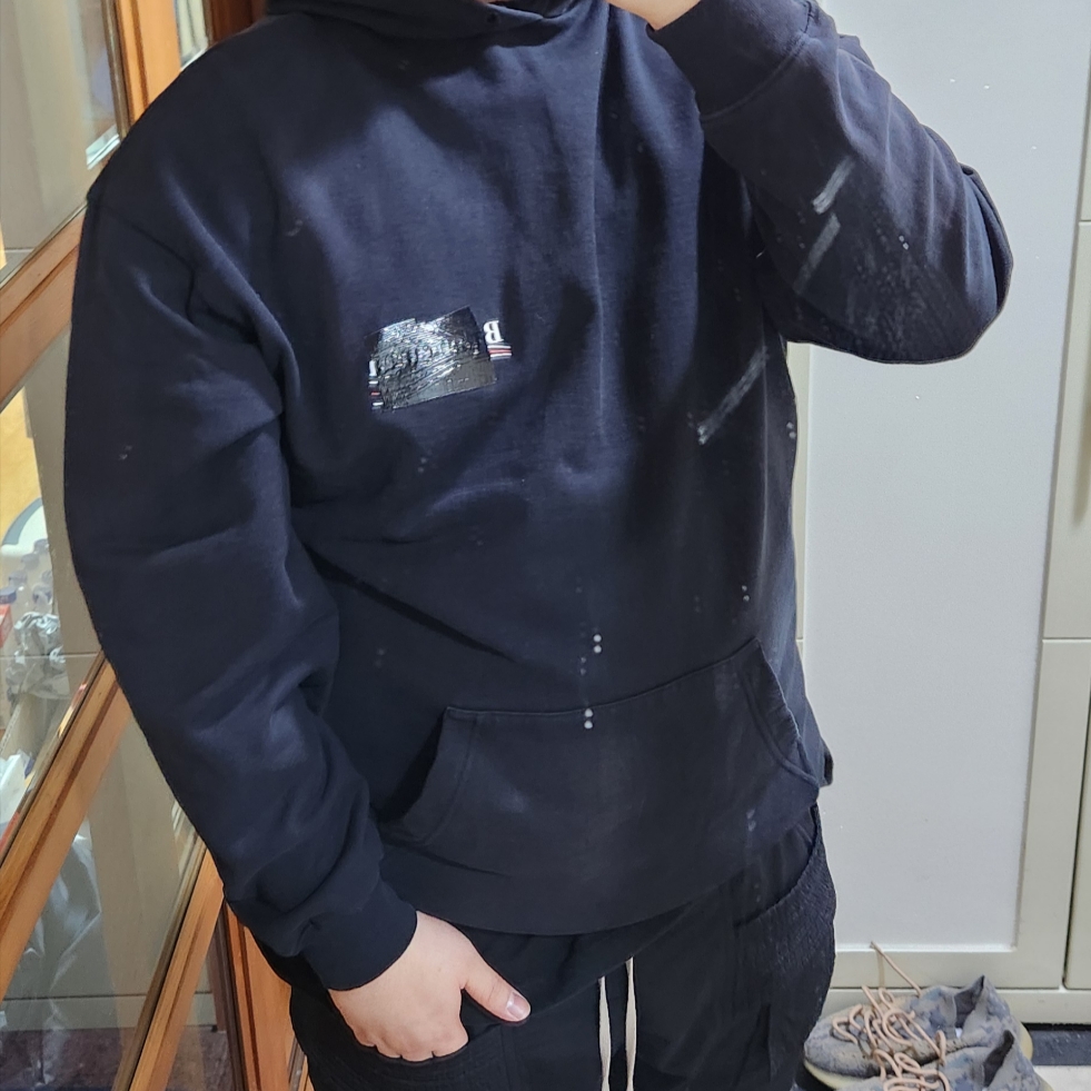 (W) Balenciaga Gaffer Hoodie Medium Fit Black 착용 스타일