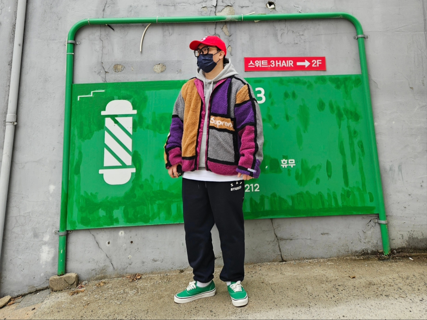 Supreme Reversible Colorblocked Fleece Jacket Purple - 20FW, Vans Authentic 44 DX Anaheim Factory Emerald Green 착용 스타일 - 1