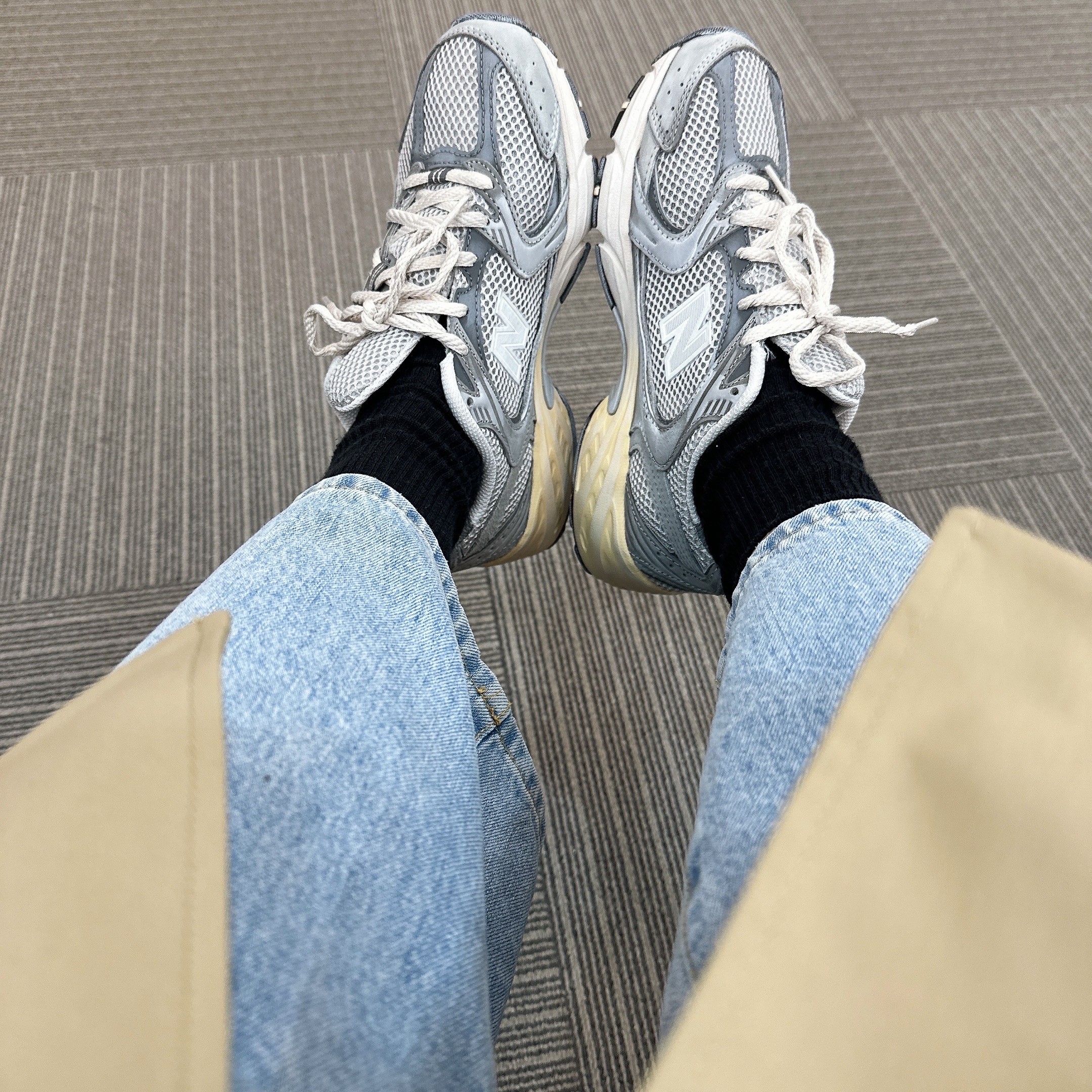 New Balance 530 Premium Vintage Grey Matter 착용 스타일