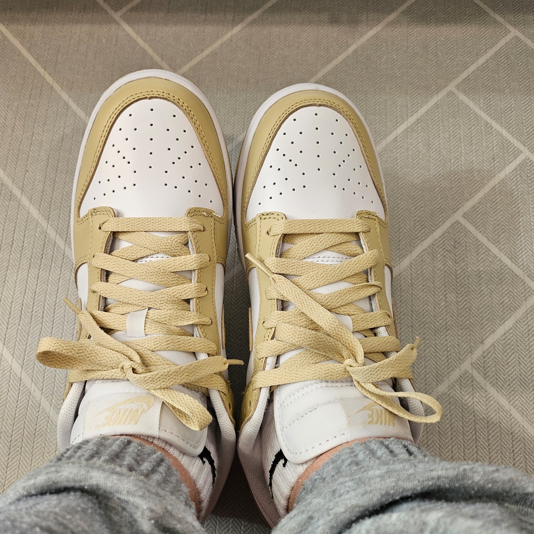 Nike Dunk Low Team Gold and White 착용 스타일 - 1