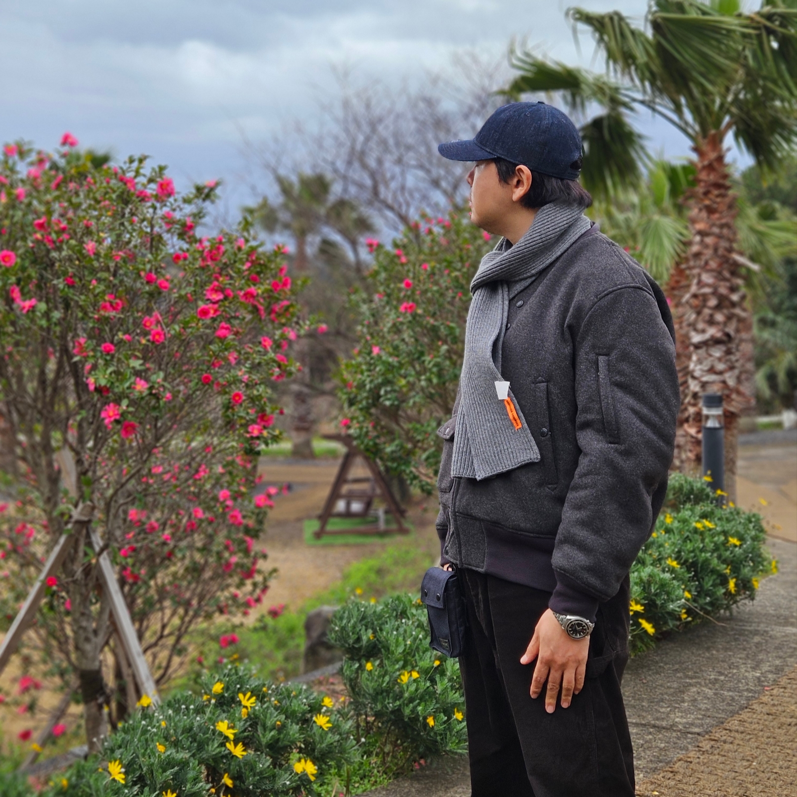 Puma Velophasis Phased White Porcelain, Uniqlo x Engineered Garments Pufftech Short Blouson Dark Gray 착용 스타일 - 4
