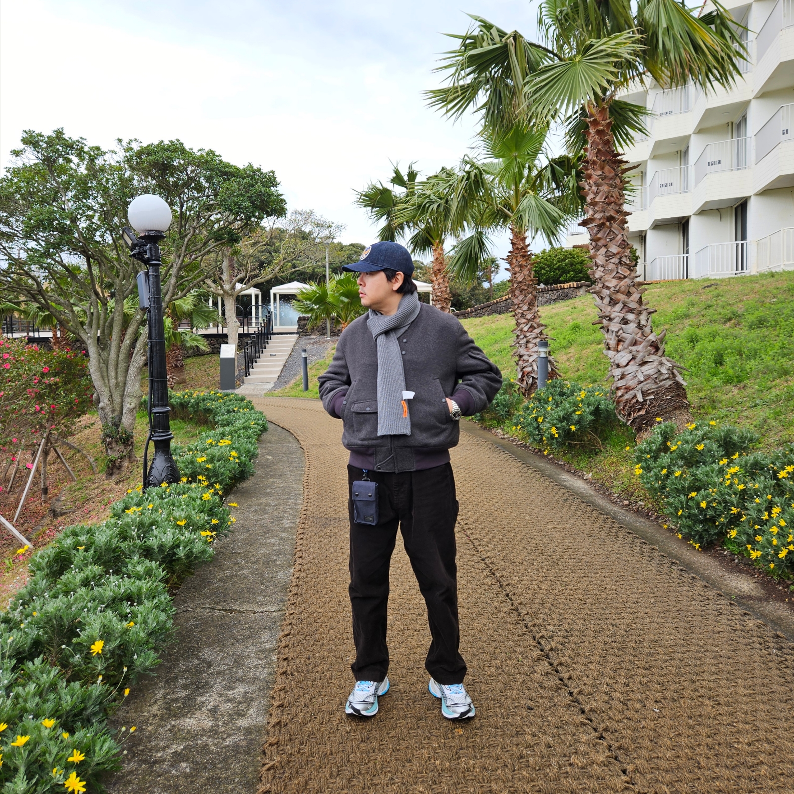 Puma Velophasis Phased White Porcelain, Uniqlo x Engineered Garments Pufftech Short Blouson Dark Gray 착용 스타일 - 6