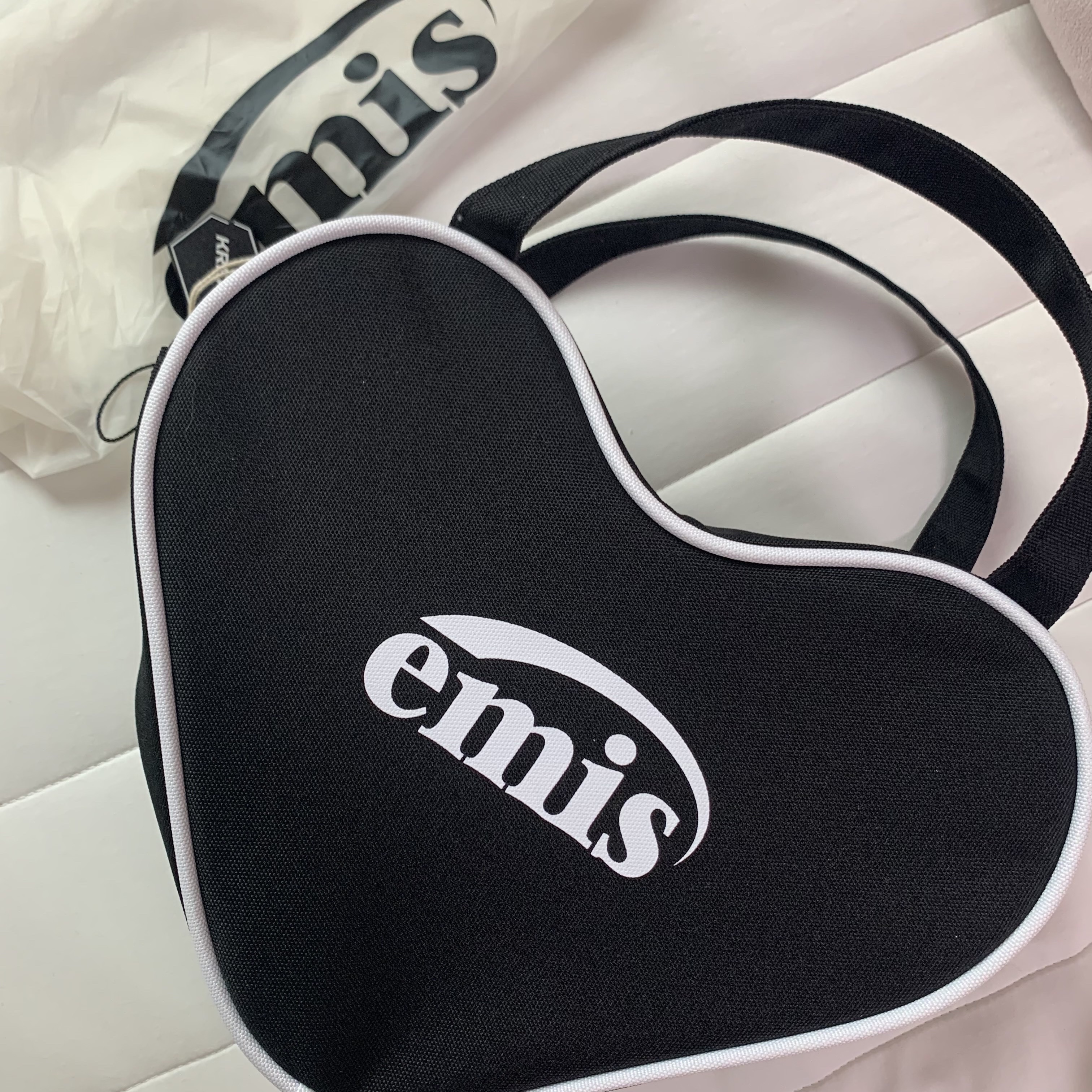 Emis Heart Tote Bag Black 착용 스타일