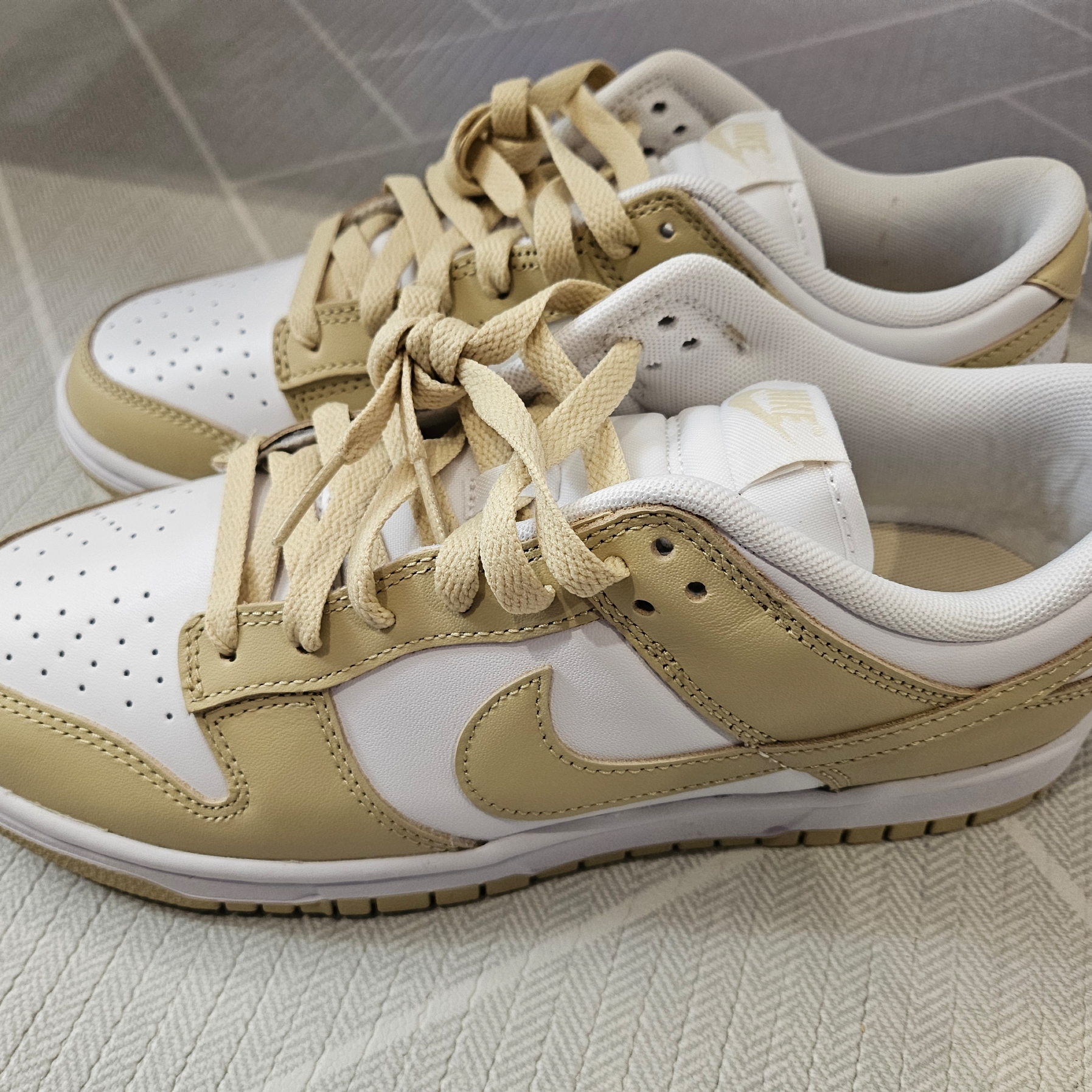 Nike Dunk Low Team Gold and White 착용 스타일 - 2