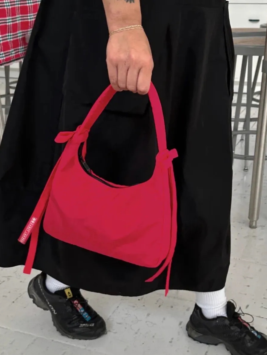 Sandy Liang x Baggu Bow Mini Bag Candy Apple 착용 스타일 - 1