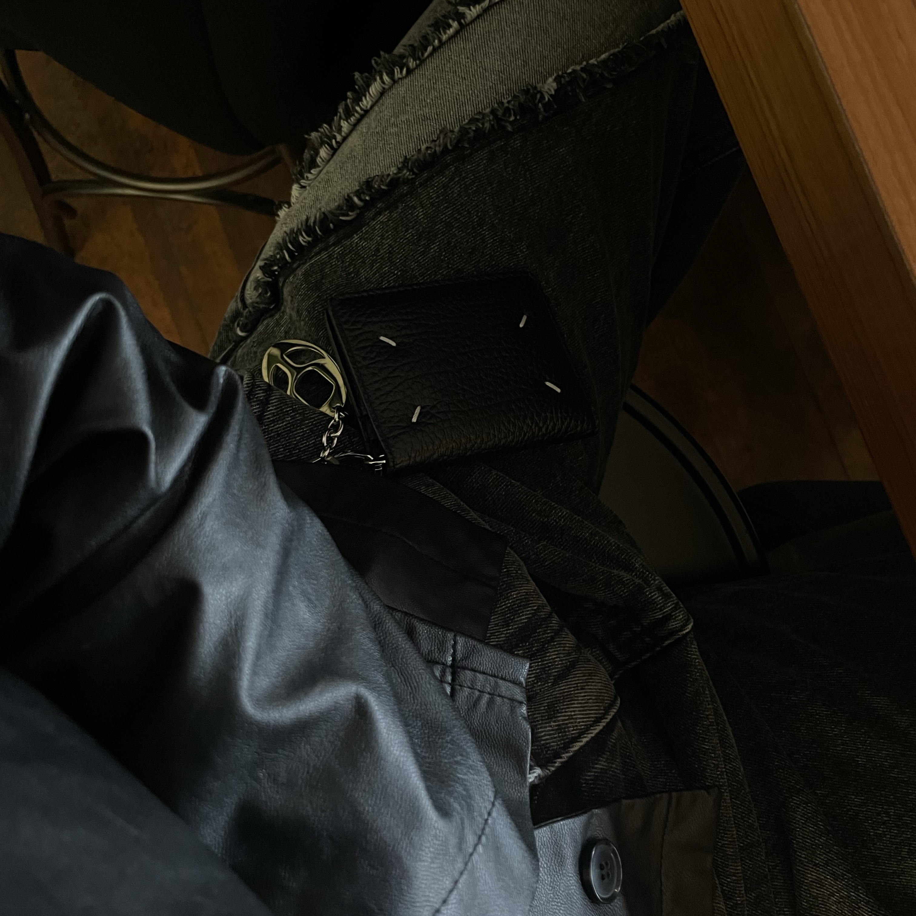 Maison Margiela Keyring Wallet Black 착용 스타일
