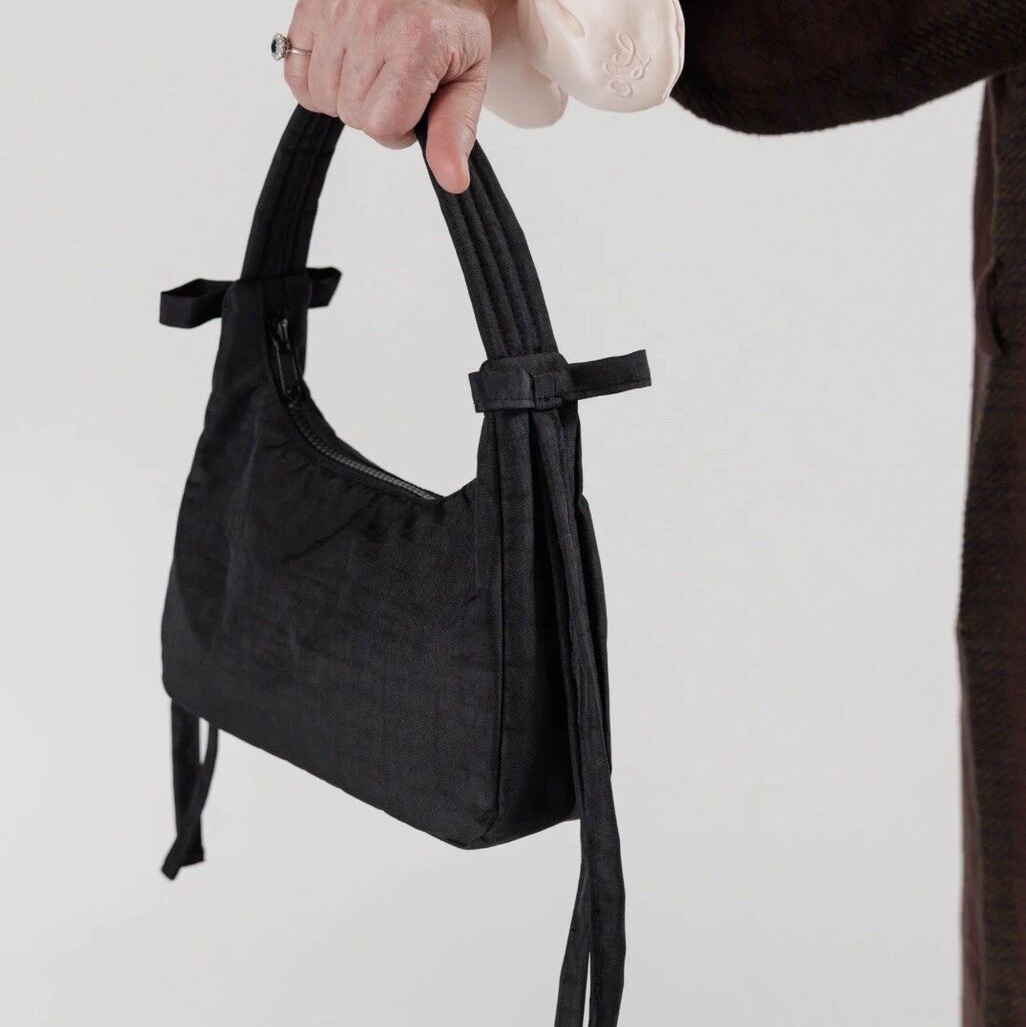 Sandy Liang x Baggu Bow Mini Bag Powder Black 착용 스타일 - 2