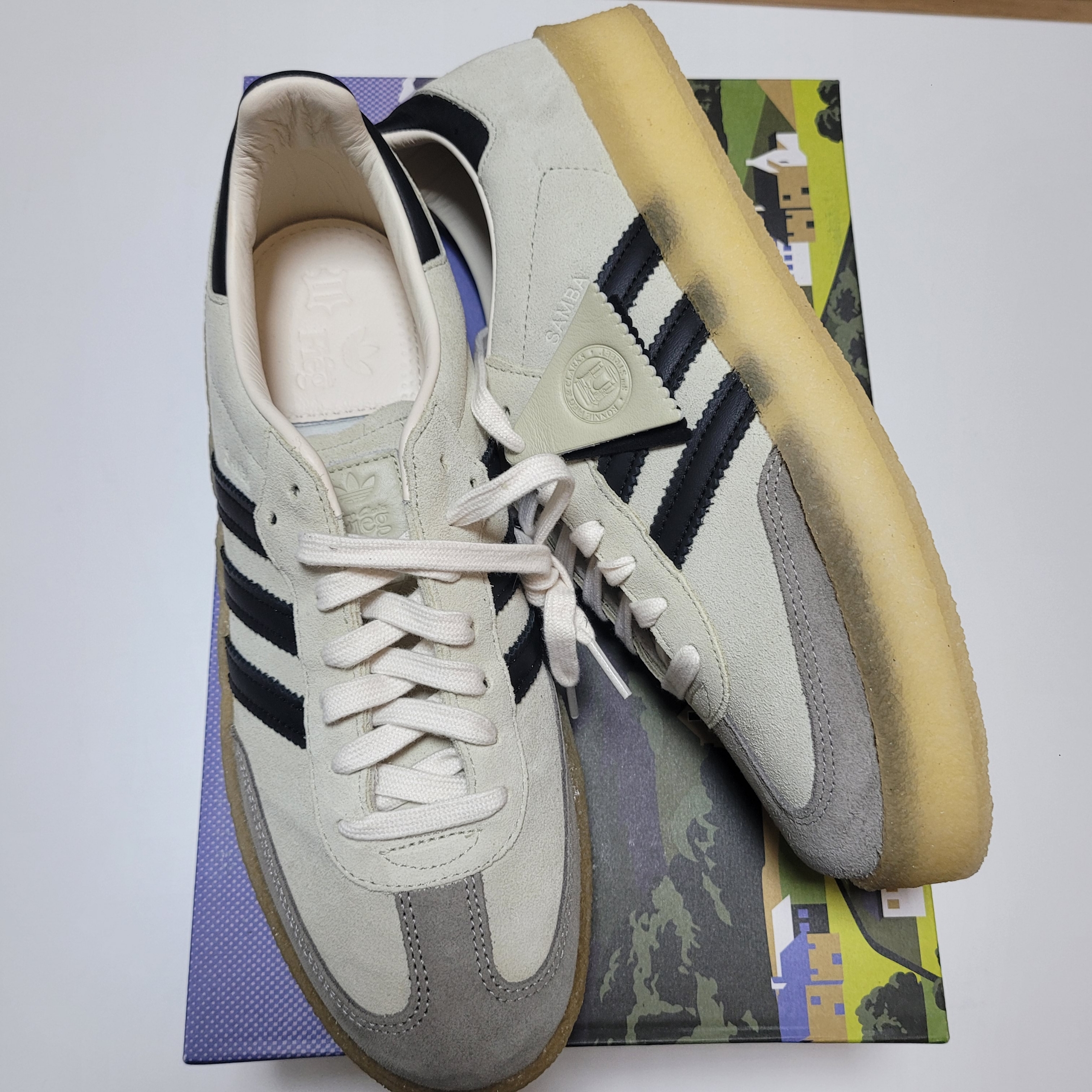 Adidas x Clarks x Ronnie Fieg 8th Street Samba Chalk White Core Black 착용 스타일 - 1
