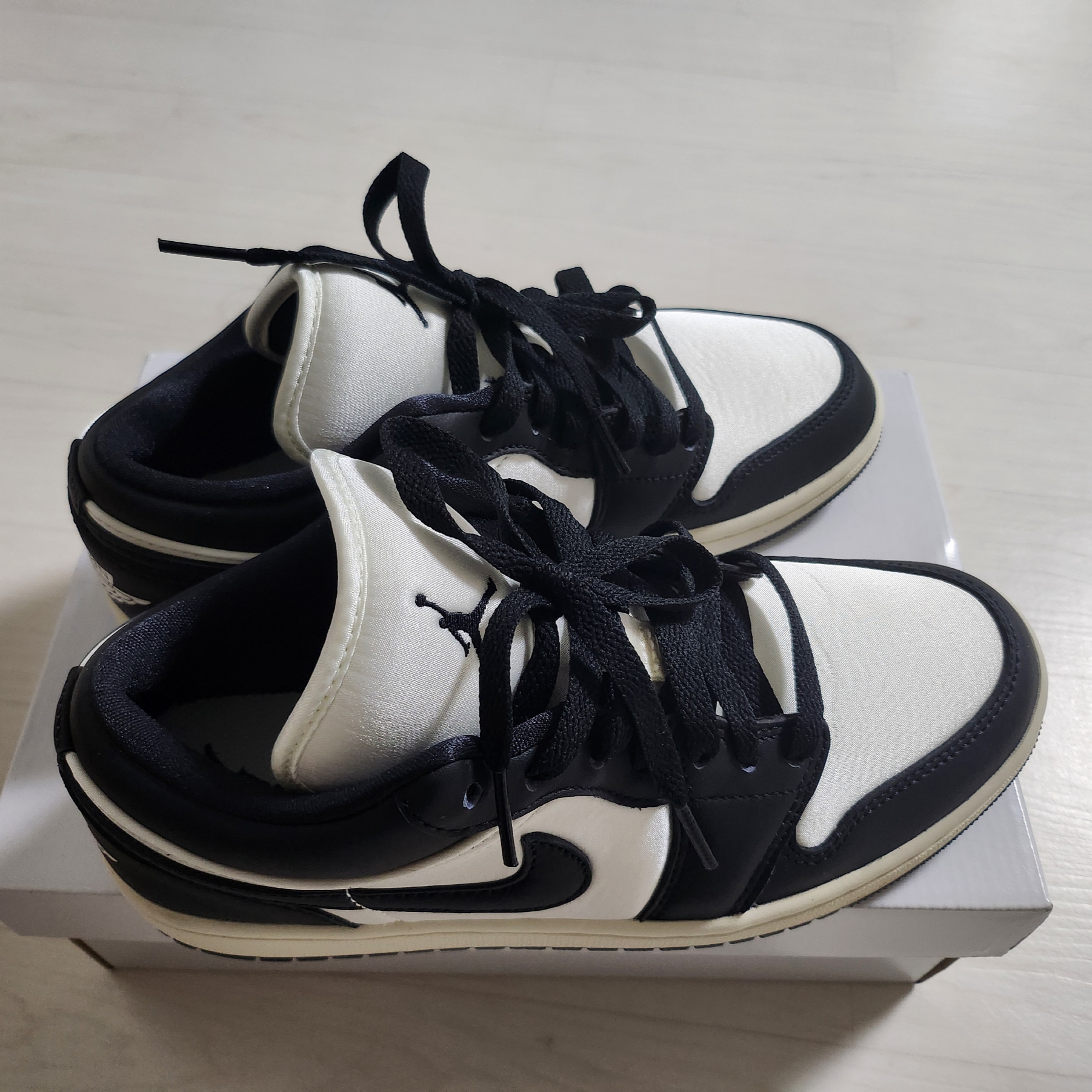 (W) Jordan 1 Low SE Sail Black 착용 스타일 - 1