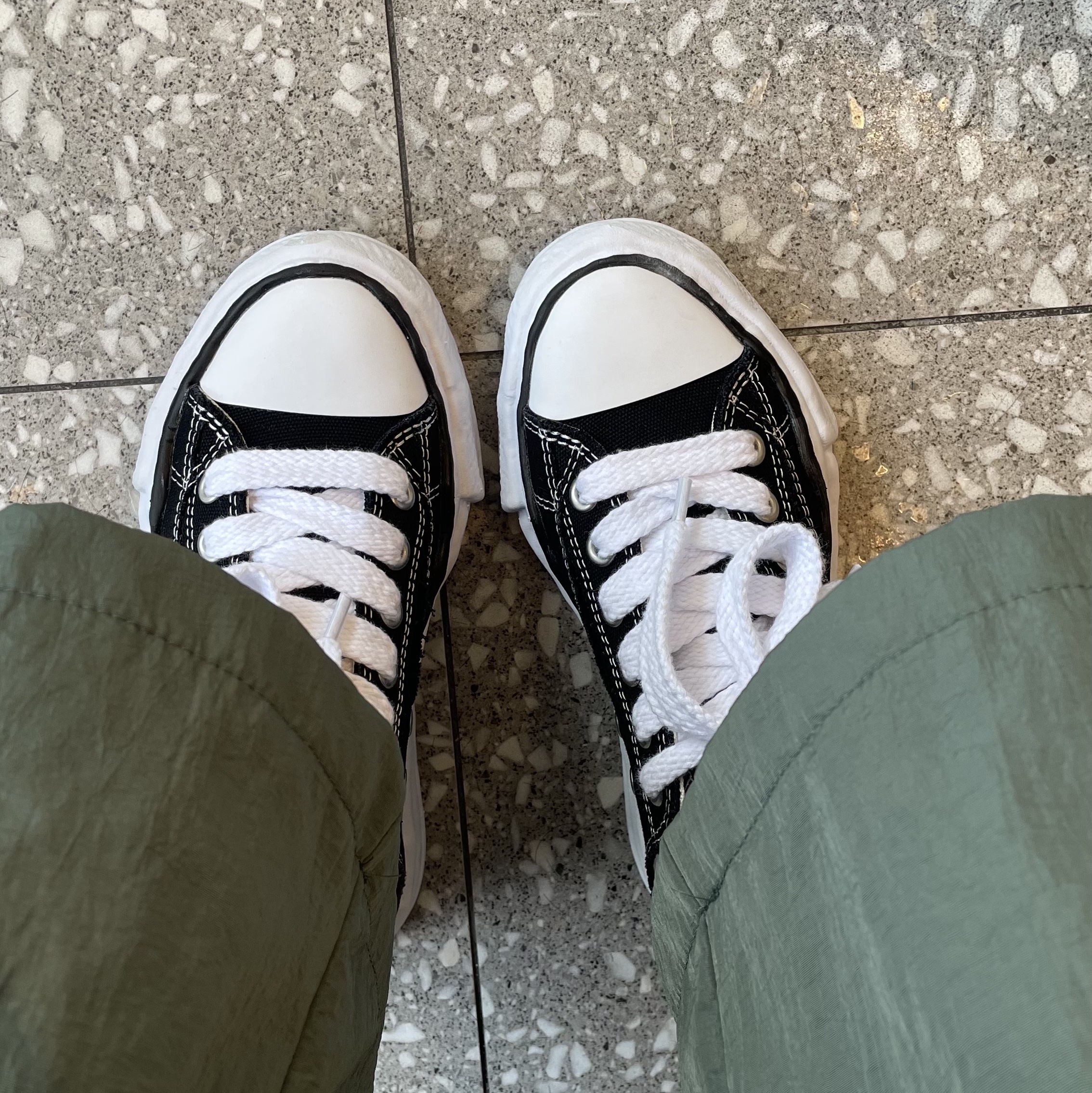 Maison Mihara Yasuhiro Peterson OG Sole Canvas Low Sneakers Black 착용 스타일 - 2