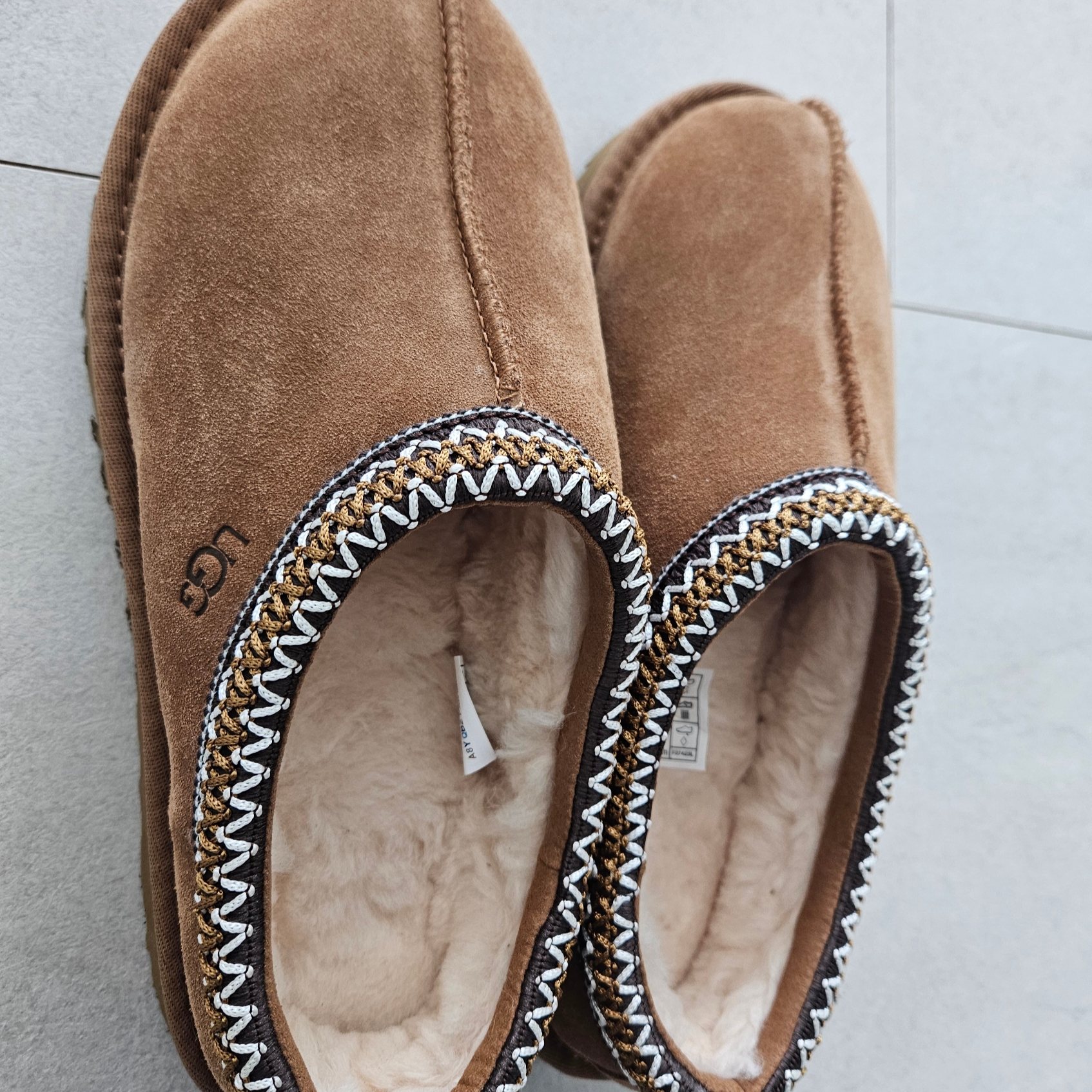 (W) UGG Tasman Slipper Chestnut 착용 스타일