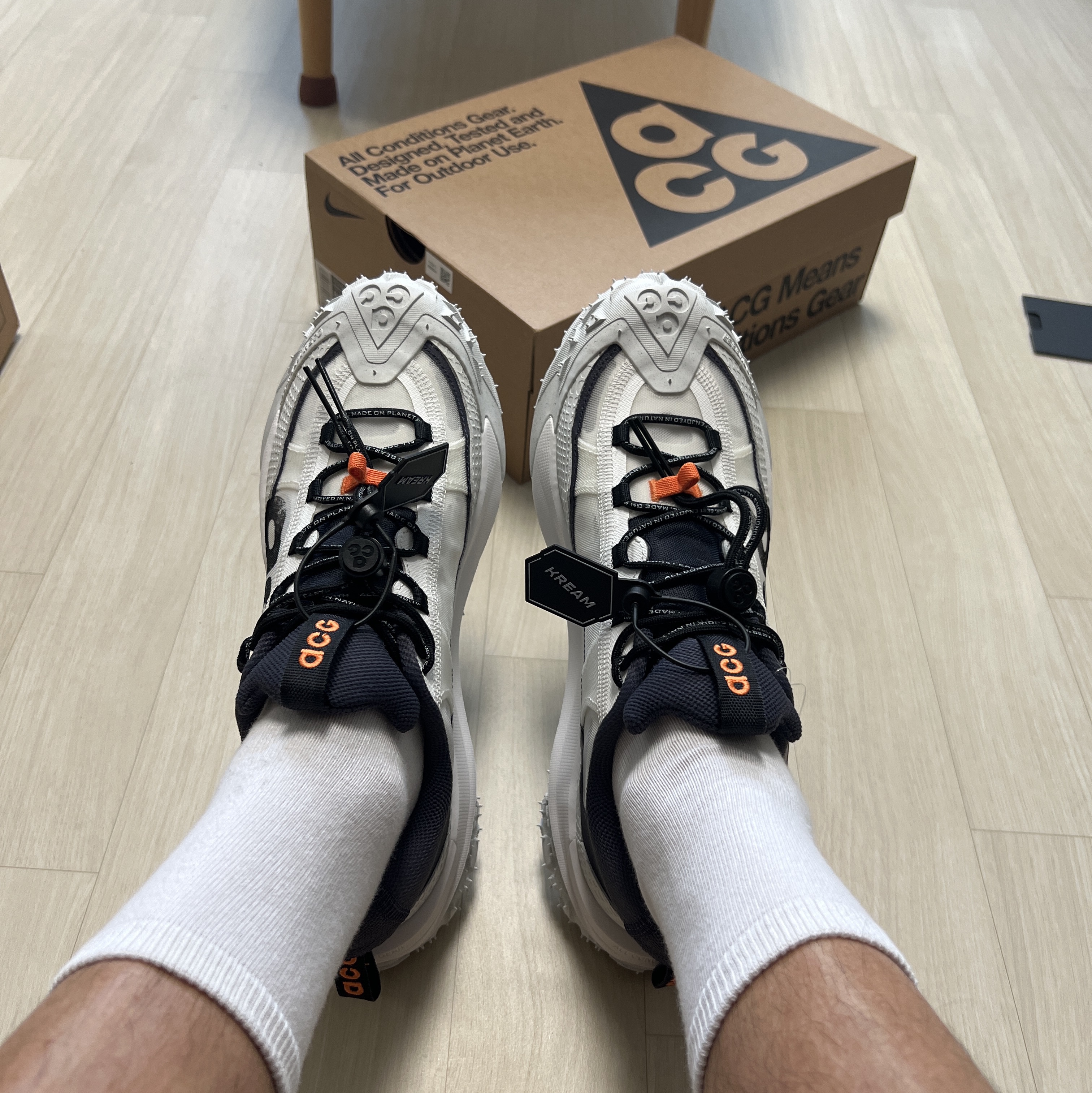 Nike ACG Mountain Fly 2 Low Summit White and Bright Mandarin 착용 스타일
