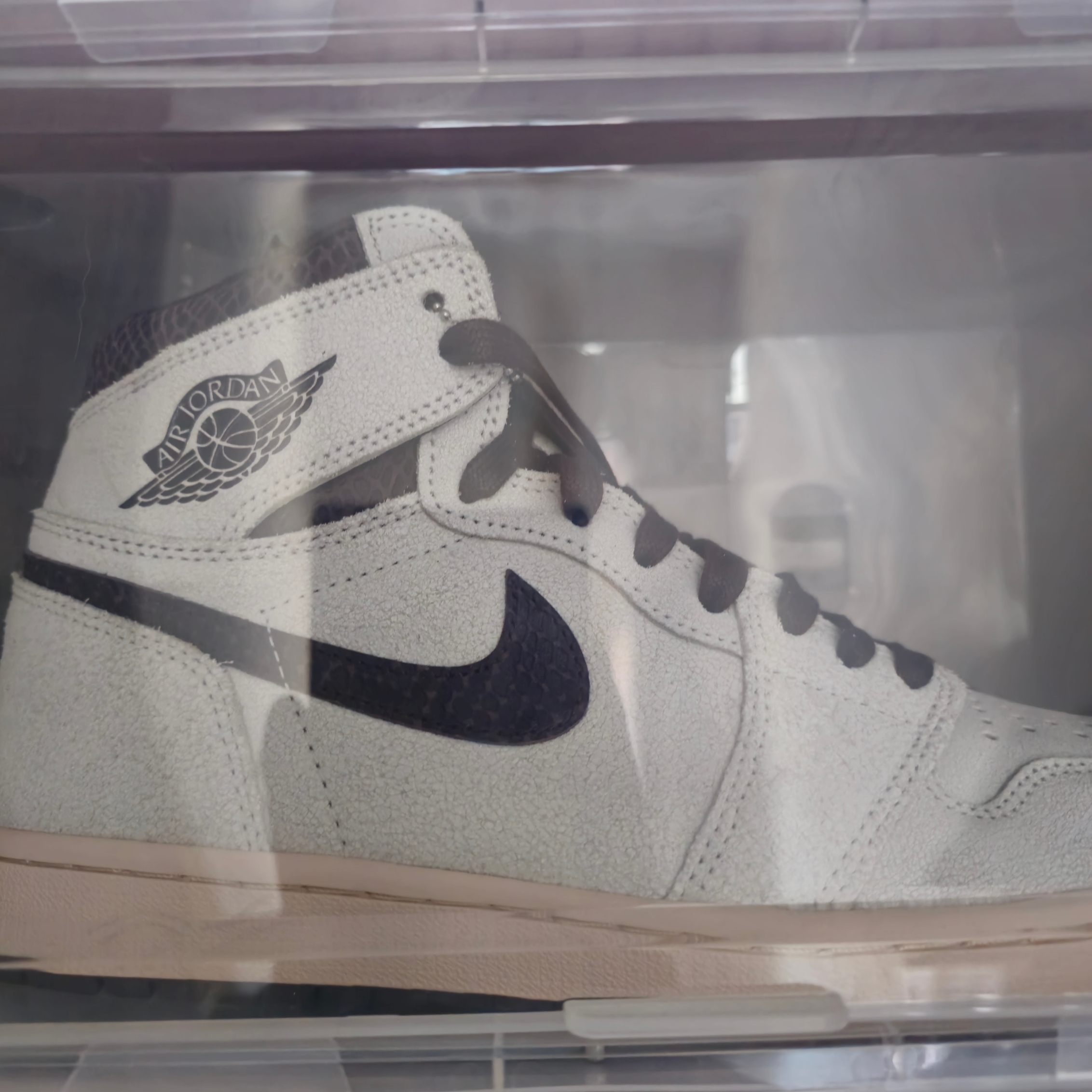 Jordan 1 x A Ma Maniere Retro High OG SP Sail and Burgundy 착용 스타일