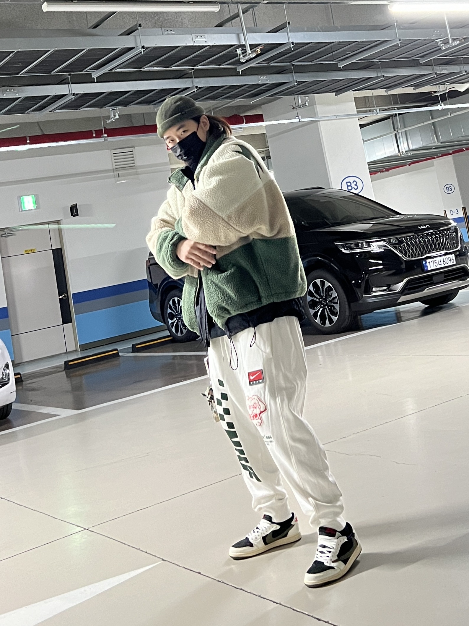 (W) Jordan 1 x Travis Scott Retro Low OG SP Medium Olive, Nike x Stussy NRG FL Storm-Fit Jacket Black (DO5304-010) 착용 스타일 - 2