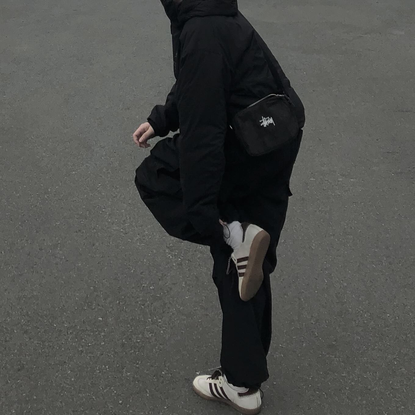 Stussy Canvas Side Pouch Washed Black 착용 스타일 - 3
