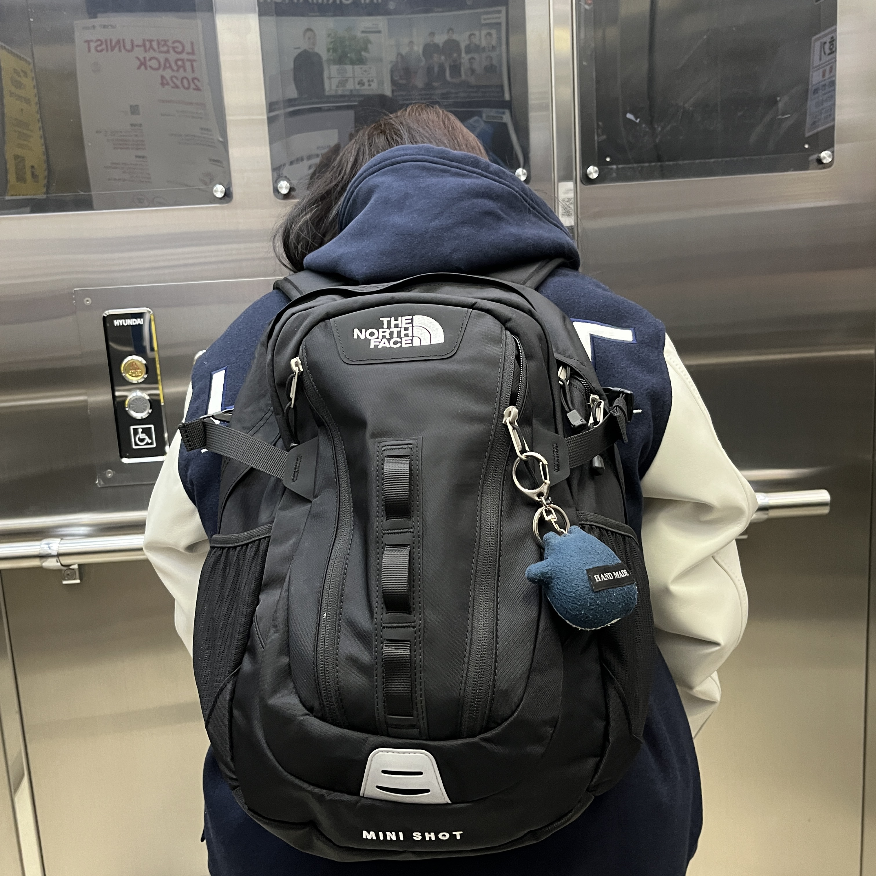 The North Face Mini Shot Black 착용 스타일