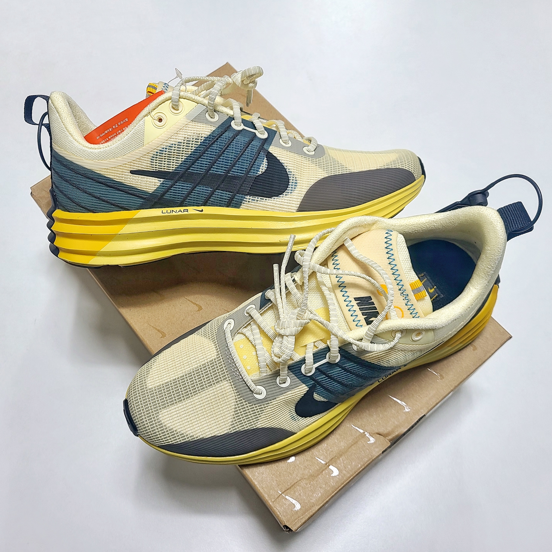 Nike Lunar Roam Alabaster and Green Abyss 착용 스타일