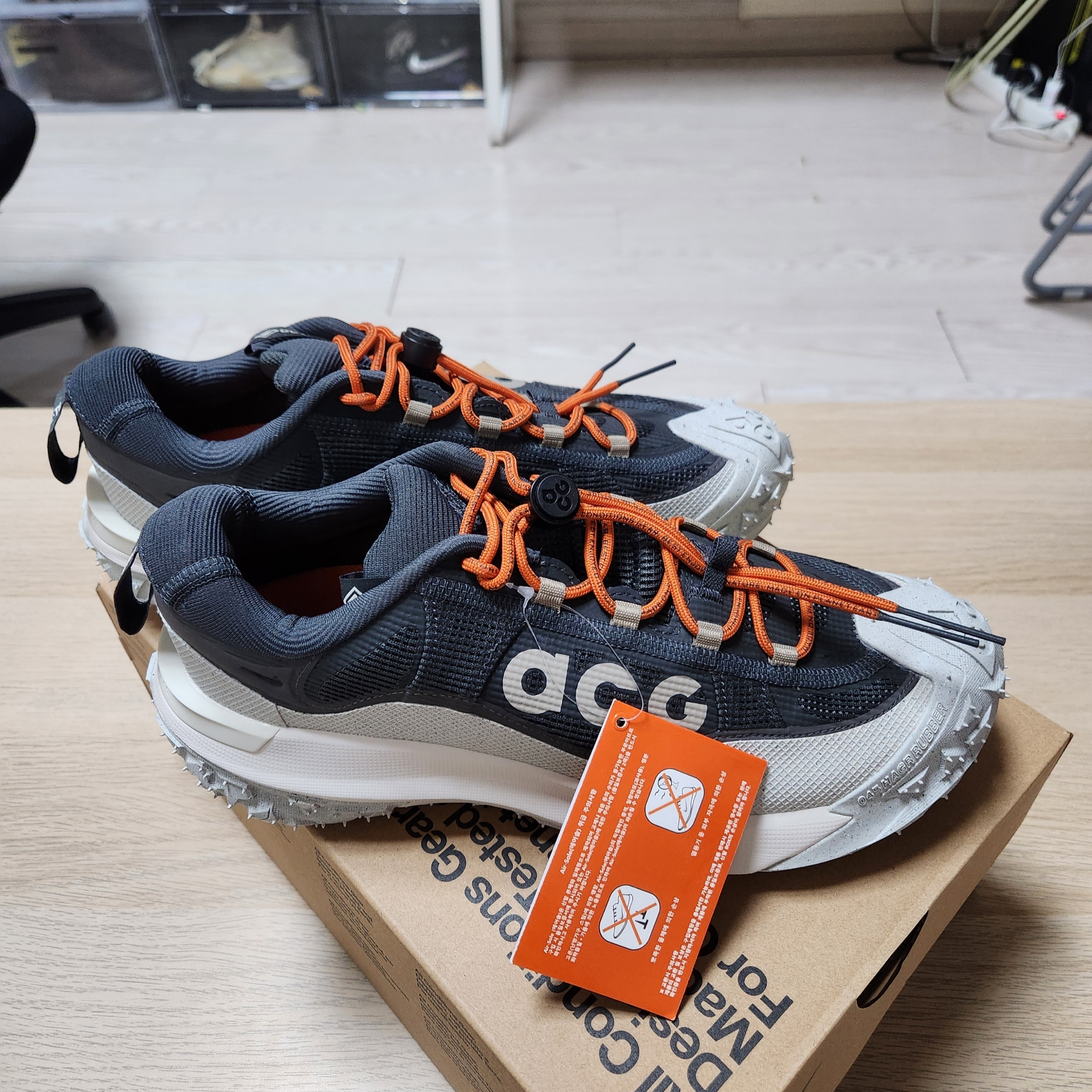 Nike ACG Mountain Fly Low Gore-Tex Dark Smoke Grey 착용 스타일 - 6