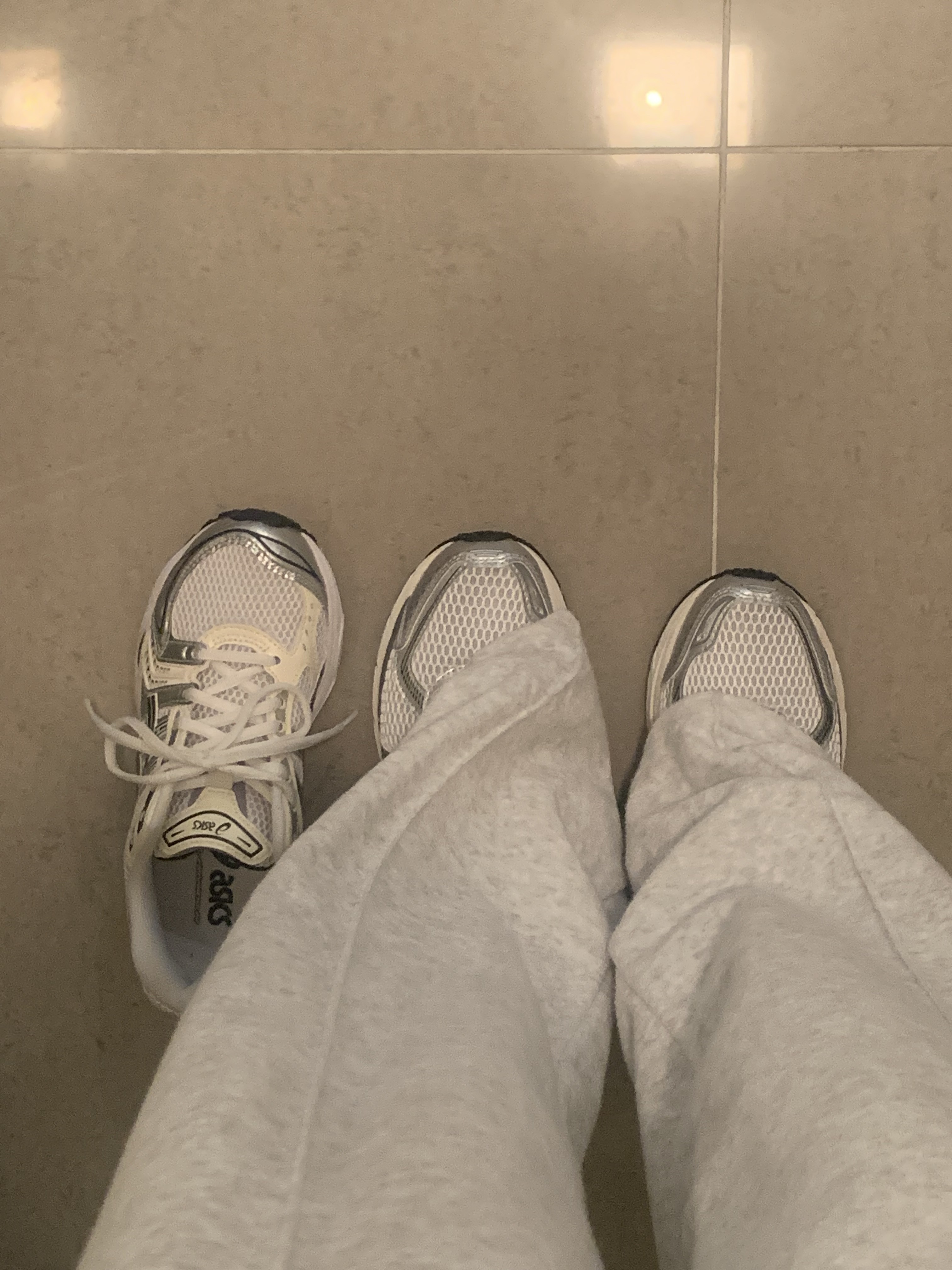 (W) Asics Gel-Kayano 14 White Midnight, New Balance 860v2 Optic White 착용 스타일 - 1