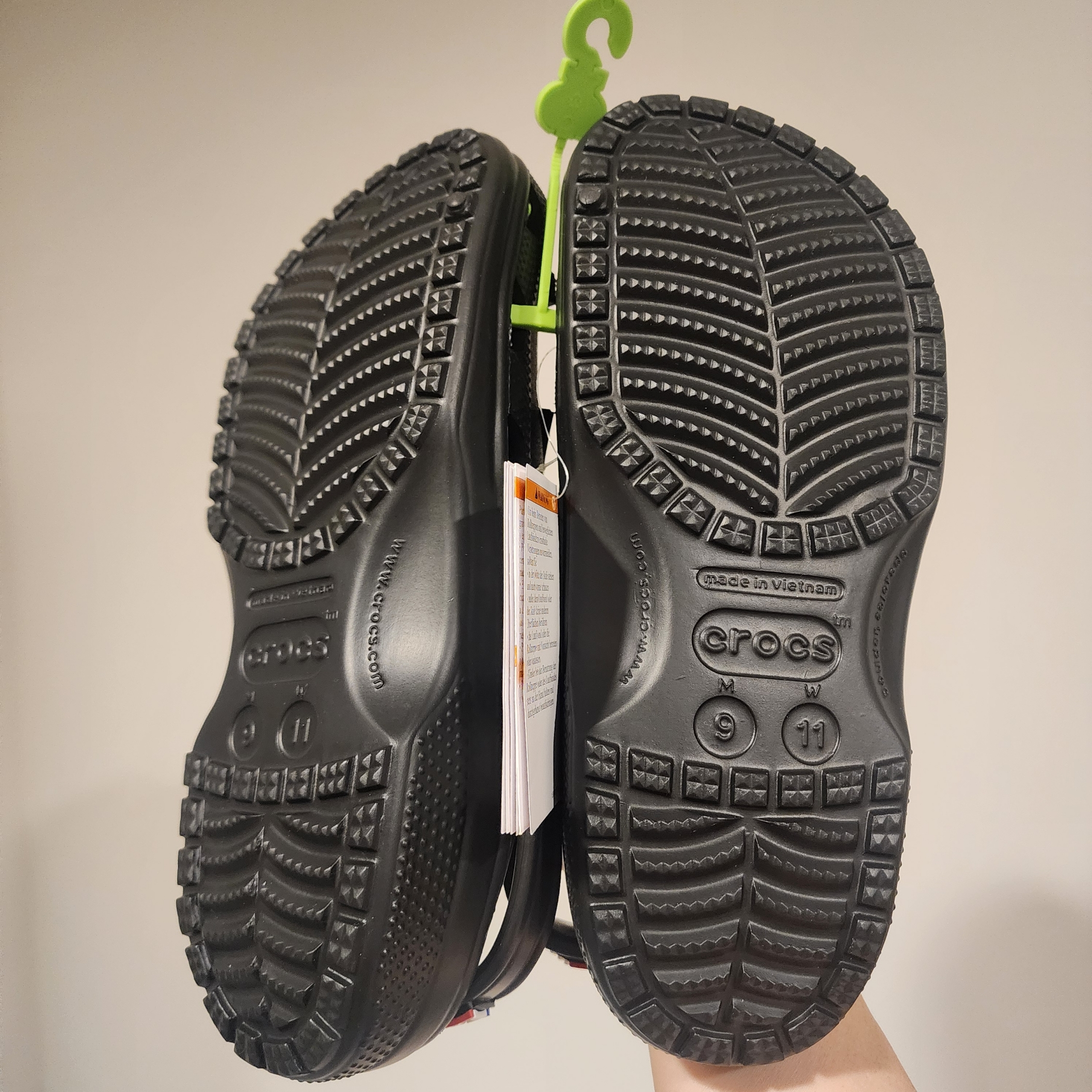 Crocs x Palace Classic Clog Black 착용 스타일 - 4