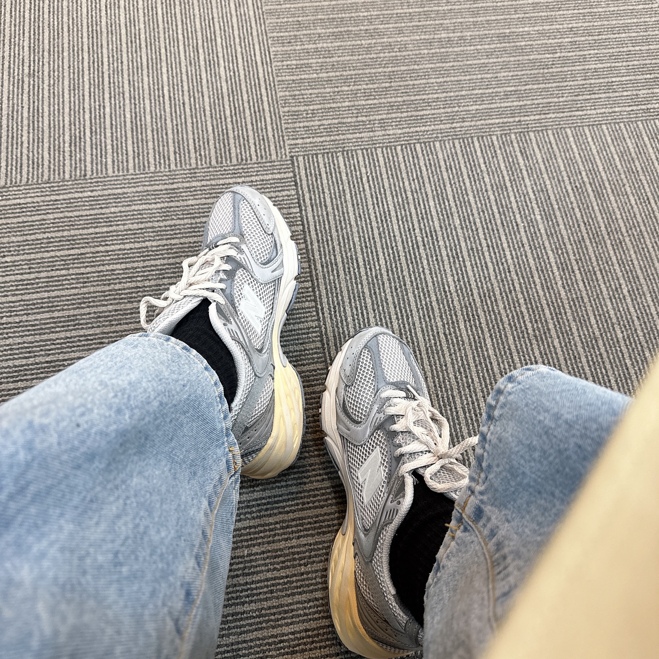 New Balance 530 Premium Vintage Grey Matter 착용 스타일