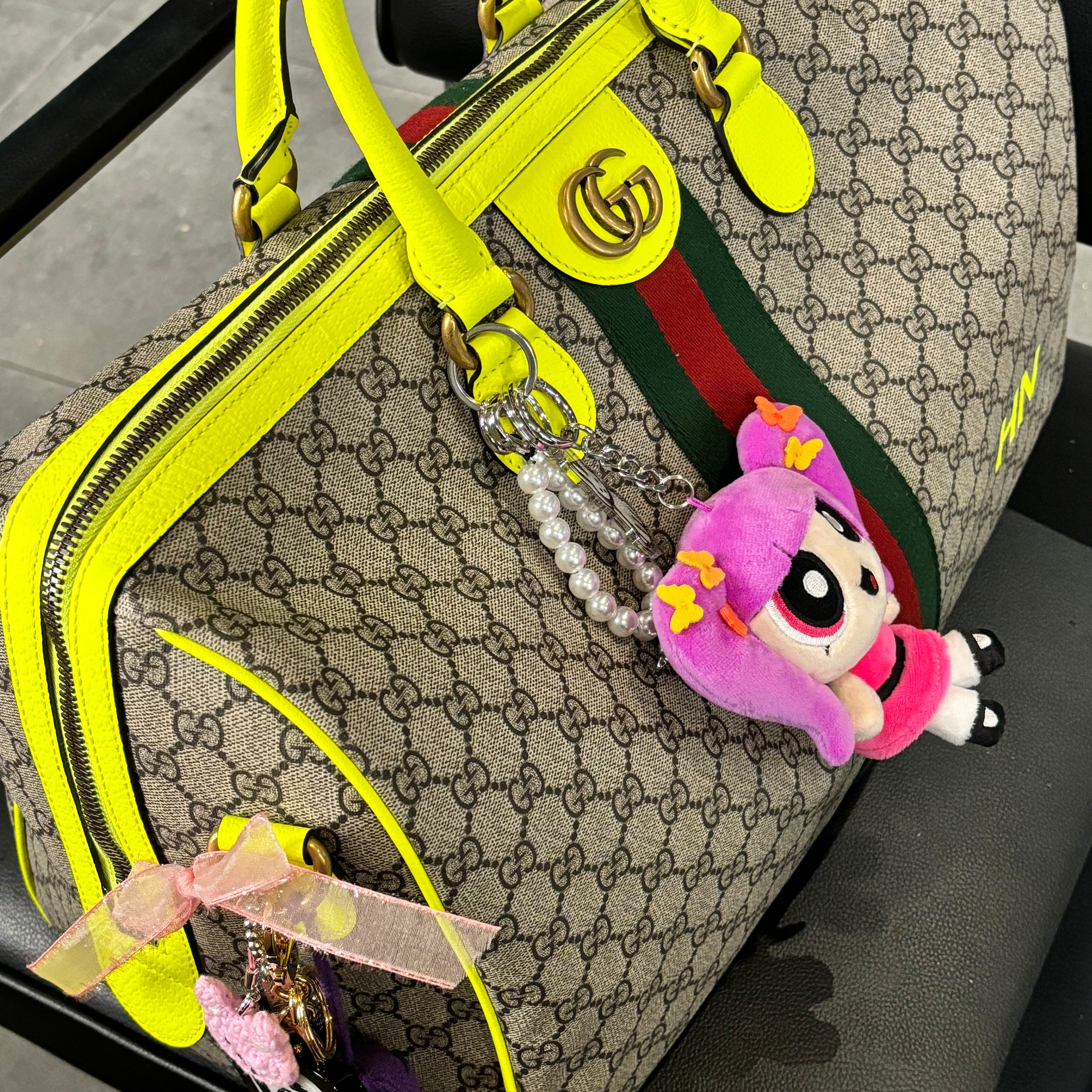 Newjeans x The Powerpuff Girls Bag Charm Hanni, Gucci Savoy Large Duffle Bag GG Supreme 착용 스타일 - 3