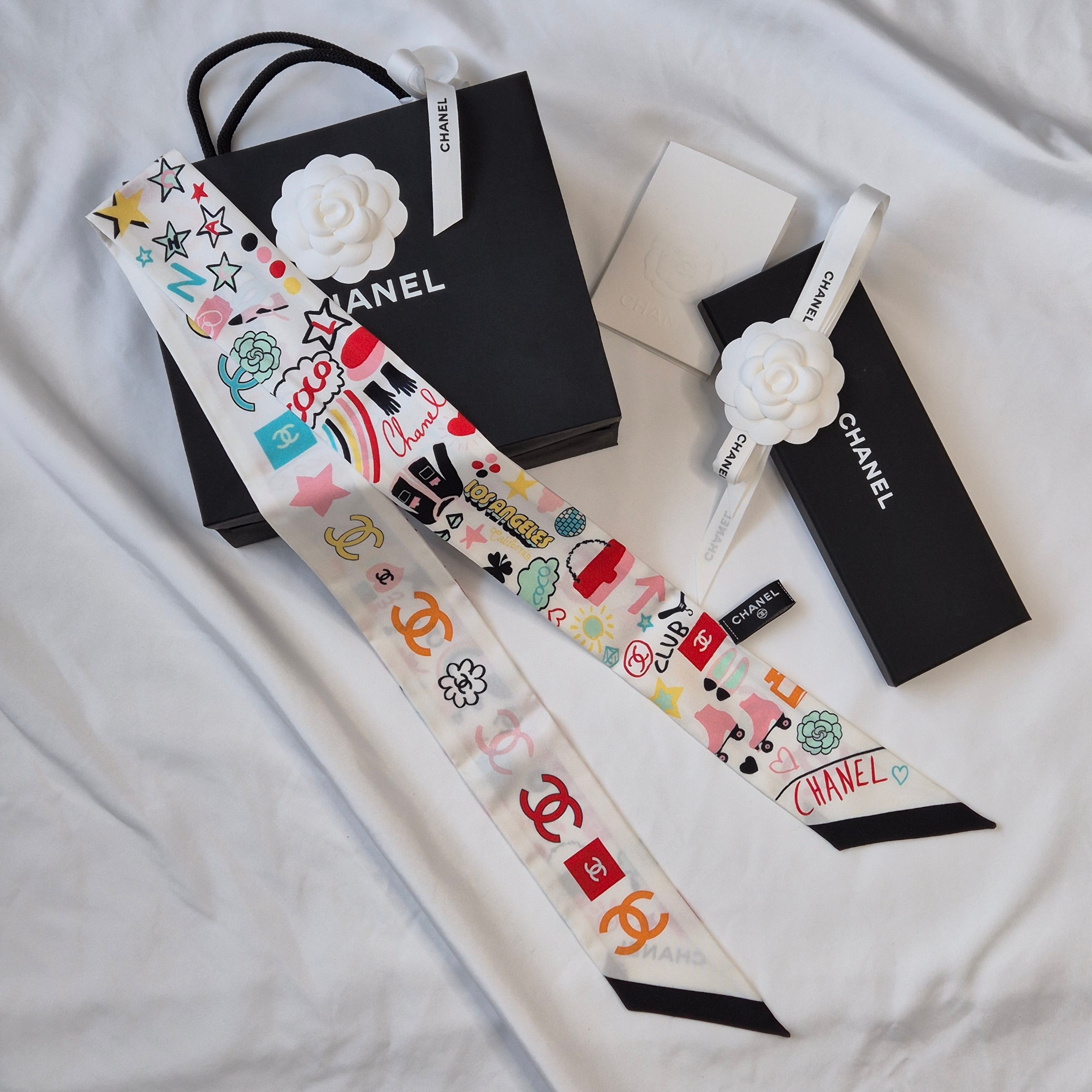 (W) Chanel Slim Bandea Silk Twill & White Black Multicolor 착용 스타일 - 2