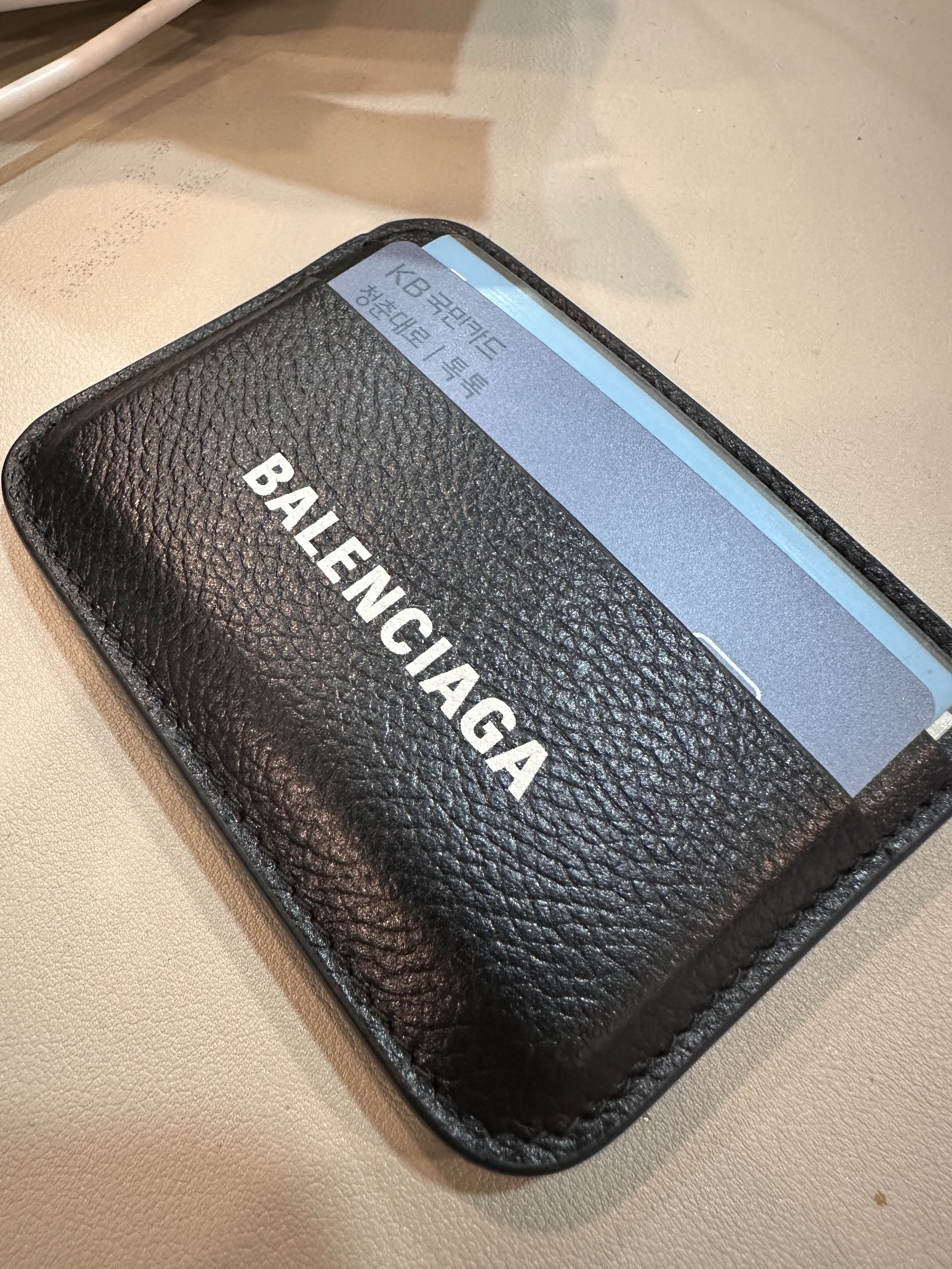 Balenciaga Grainy Leather Cash Card Holder Black 착용 스타일
